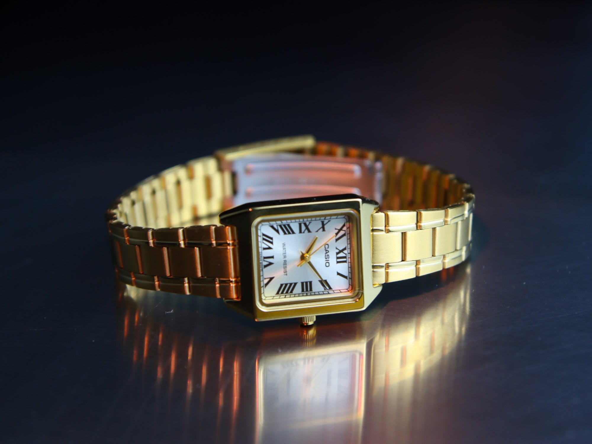L'iconique montre Casio Vintage LTP-V007G-9B pour femmes