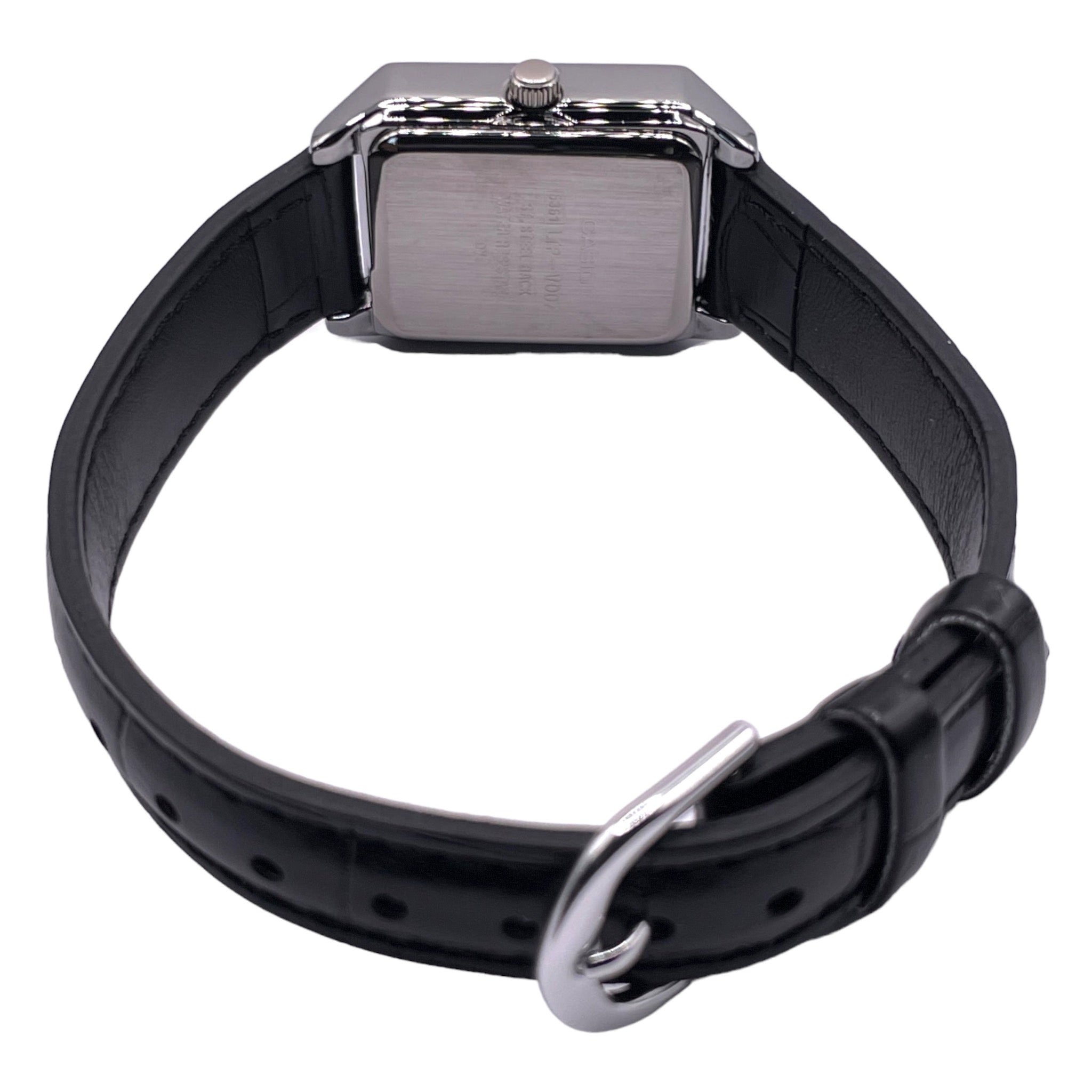 Montre Casio rectangulaire pour femme, chiffres romains et fond noir, vue de dos