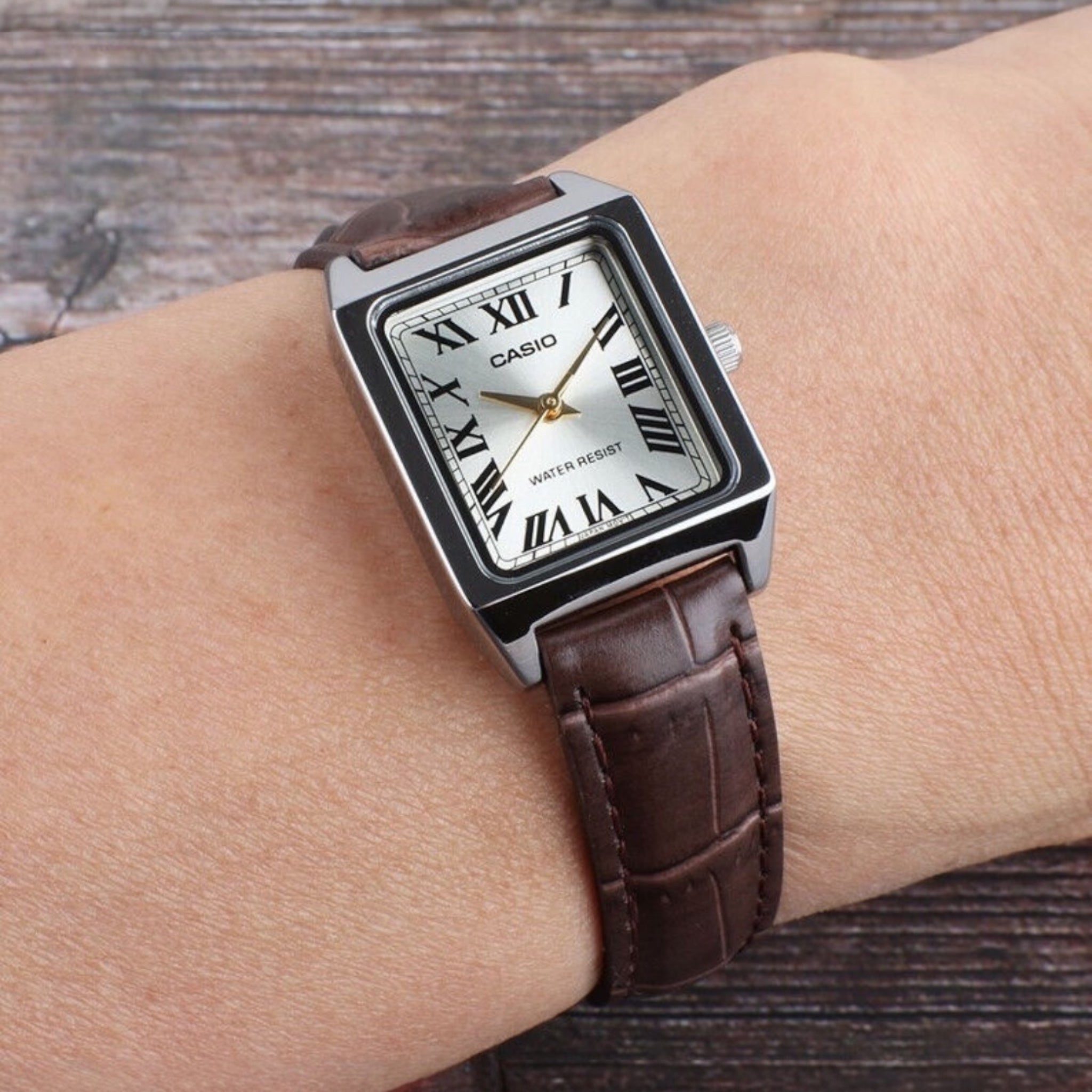 Casio Vintage Standard Damenuhr mit römischem Zifferblatt LTP-V007L-9B