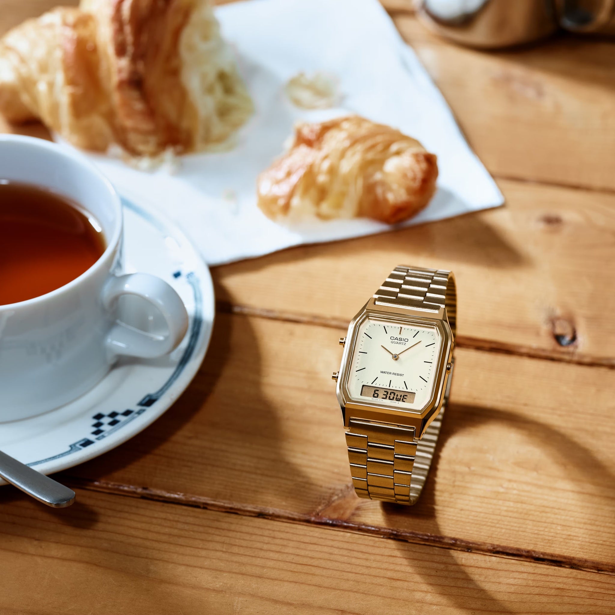 Casio Unisex Vintage Watch AQ-230GA-9D Quartz Analog/Digital Gold White
