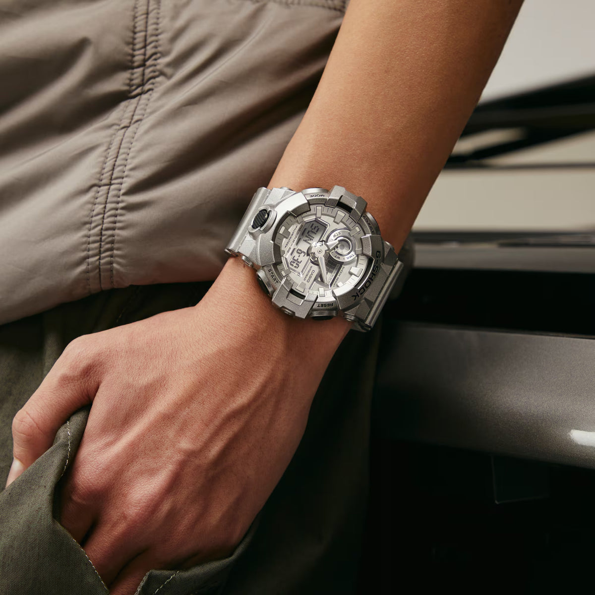 Montre Casio G-Shock GA-700FF-8A Homme Argenté