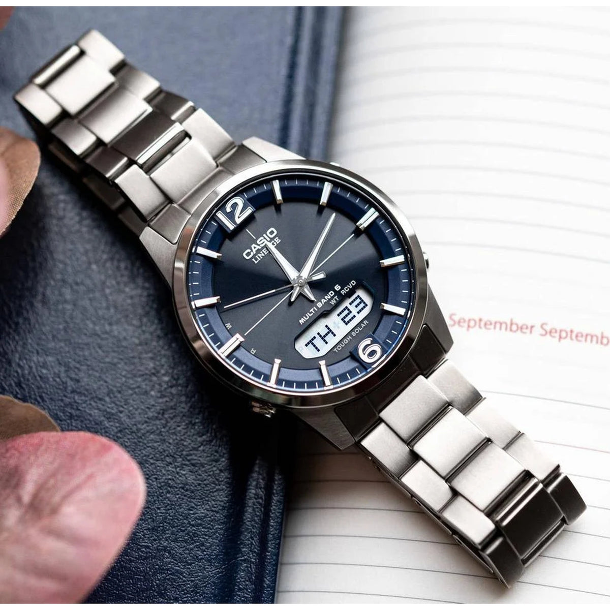 Relógio Casio Lineage LCW-M170TD-2A Solar Radiocontrolado Titânio Azul