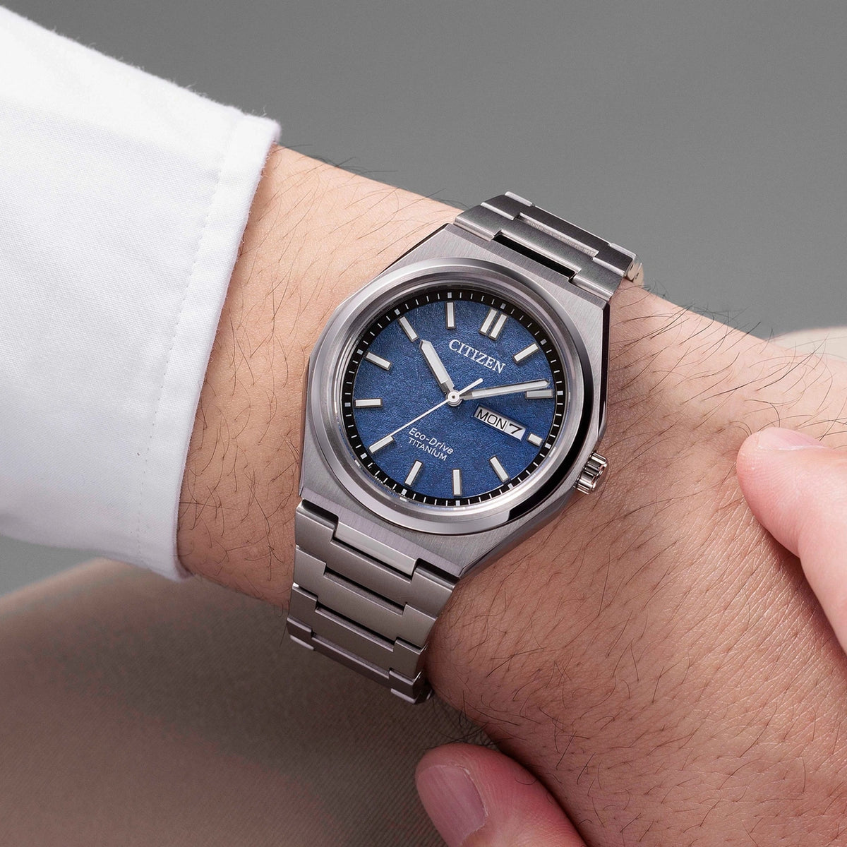 Montre Citizen AW0130-85LE Eco-Drive 39.5mm Super Titanium Bleu Homme