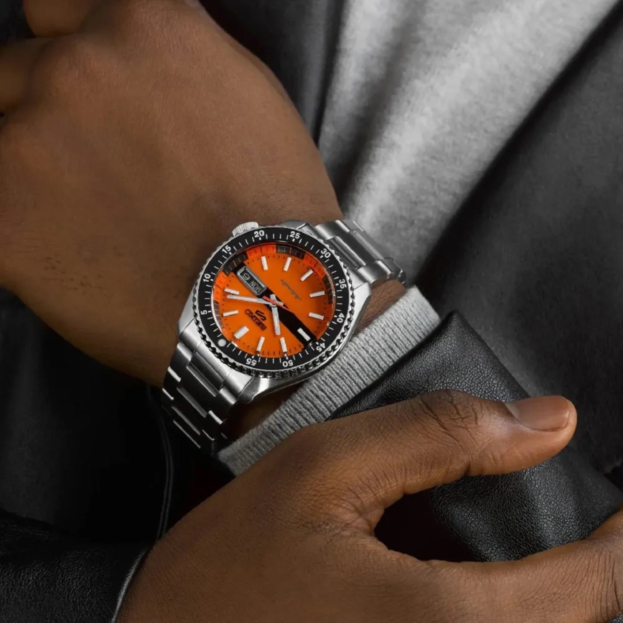Montre Automatique Homme Seiko 5 Sports SRPK11K1 Édition Spéciale 55e Anniversaire Double Hurricane Noir Orange