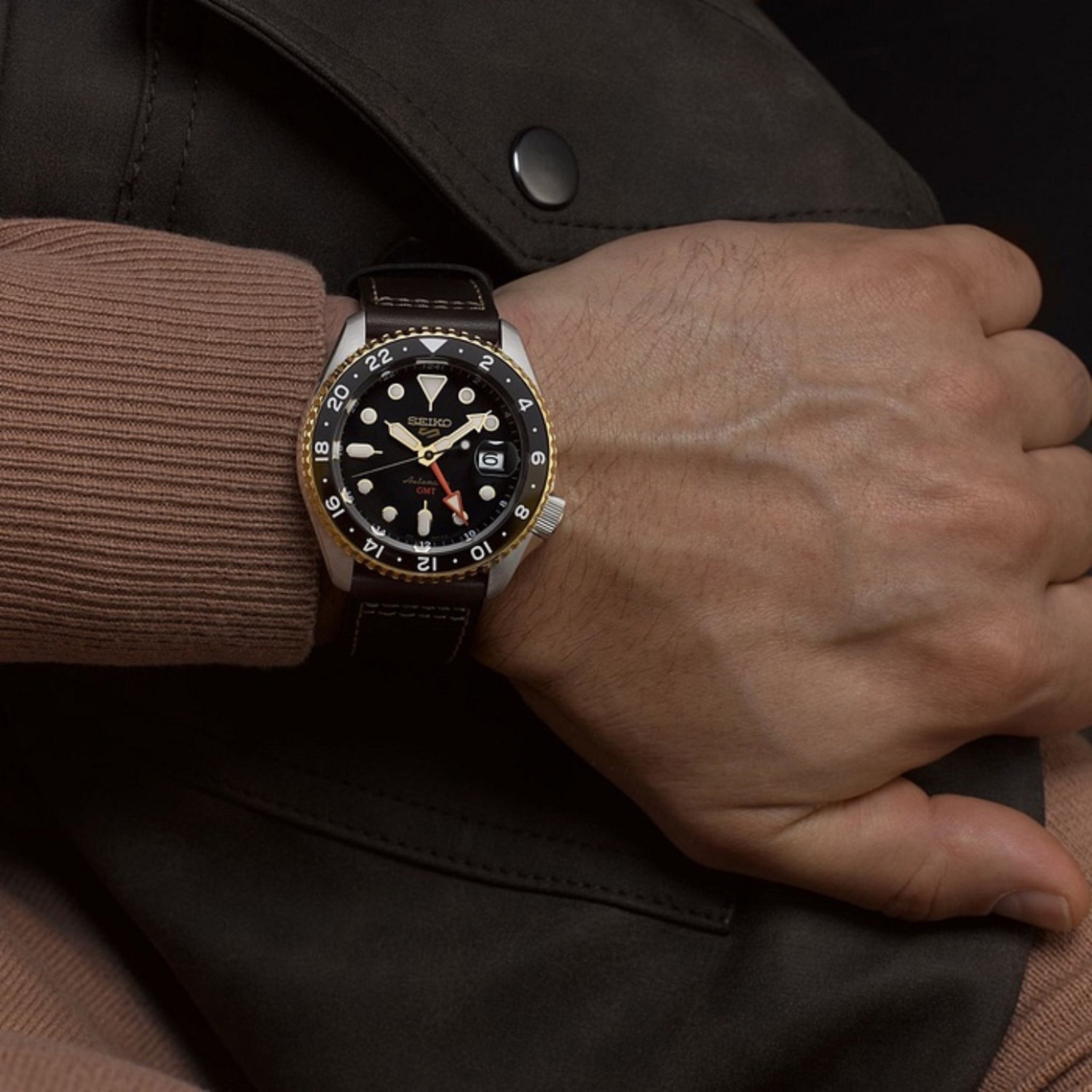 Seiko 5 Sports GMT SSK036K1 Herren-Automatikuhr mit schwarzem und goldenem Lederarmband