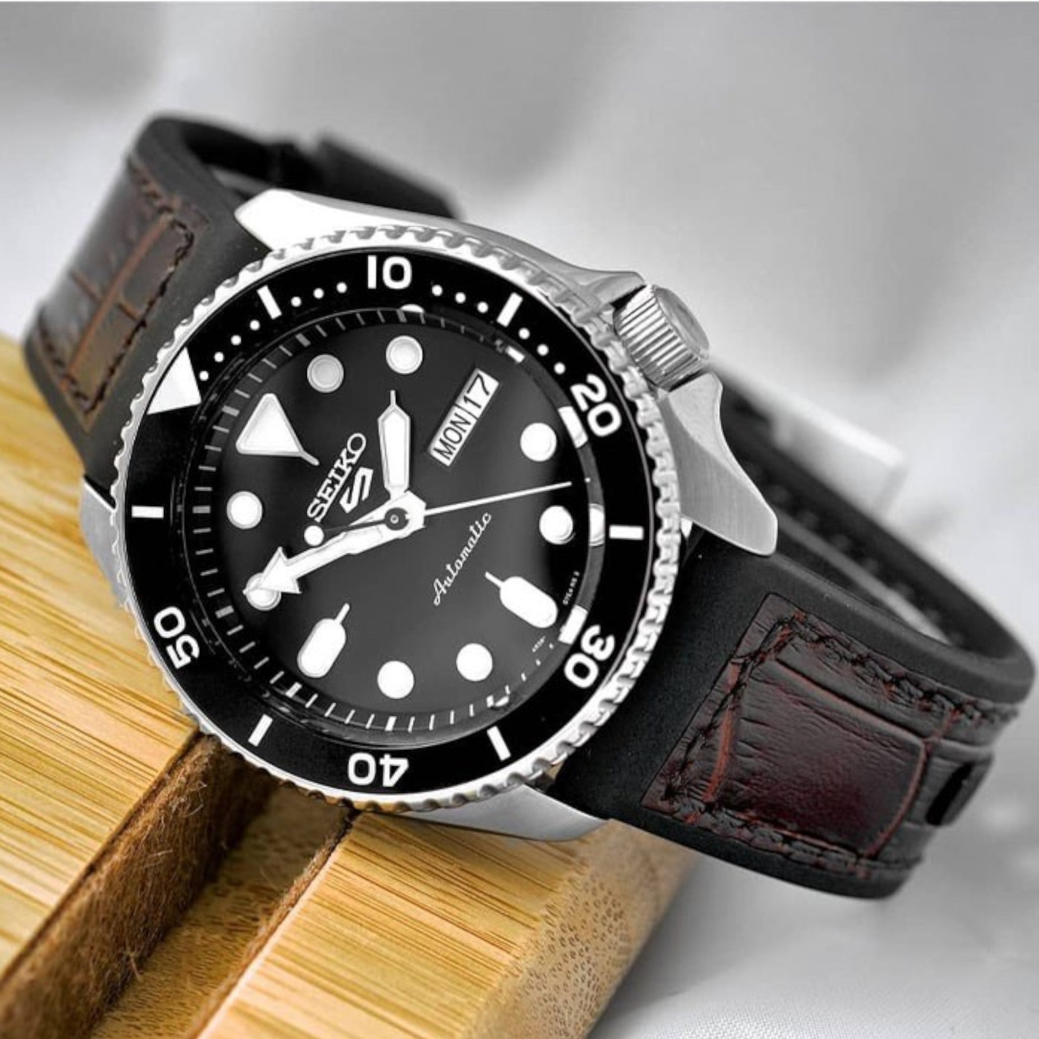 Seiko 5 Sports SRPD55K2 Schwarze Herren-Automatikuhr mit schwarzem Silikon- und braunem Lederarmband