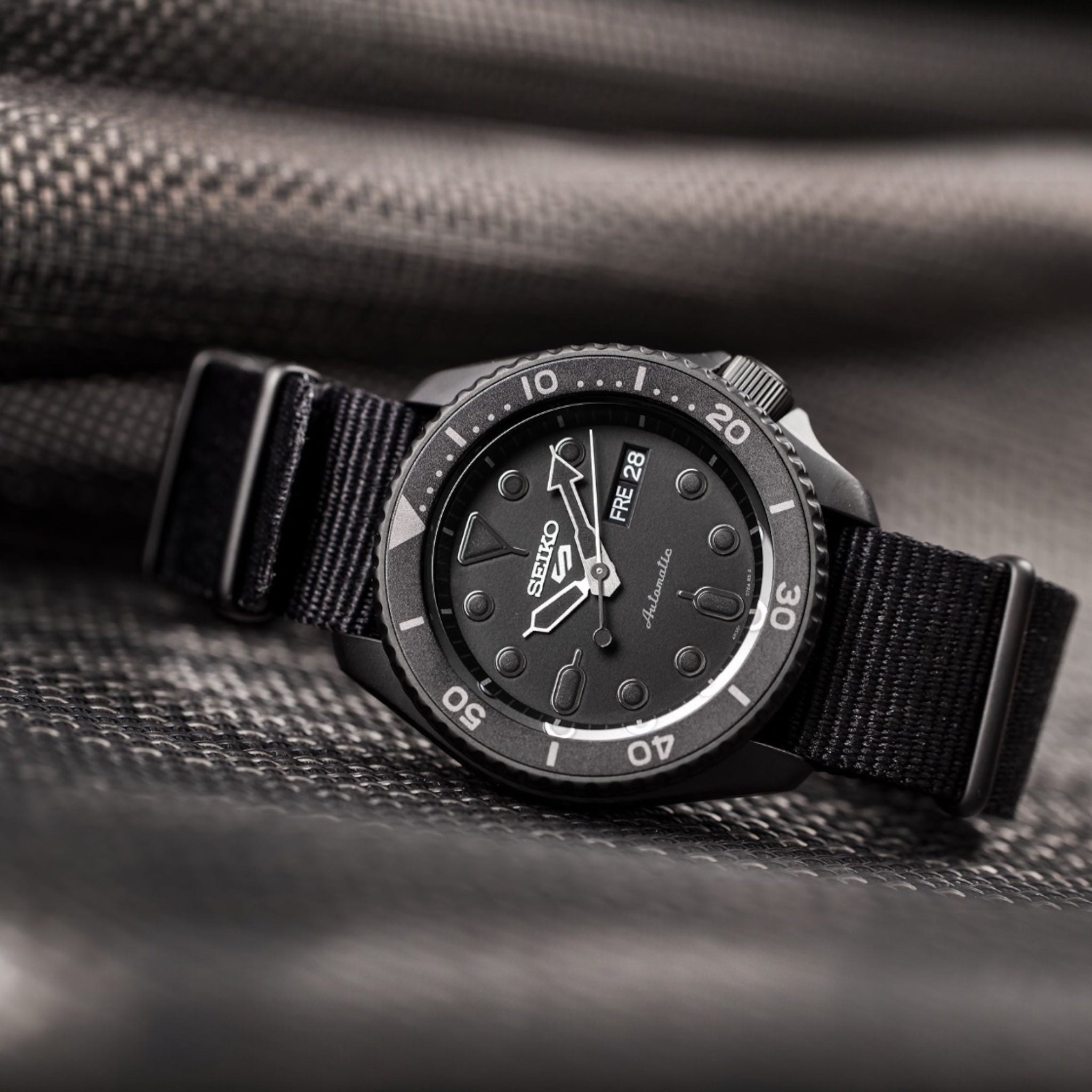 Montre Automatique Homme Seiko 5 Sports SRPD79K1 Street Noir Bracelet Nylon NATO Noir