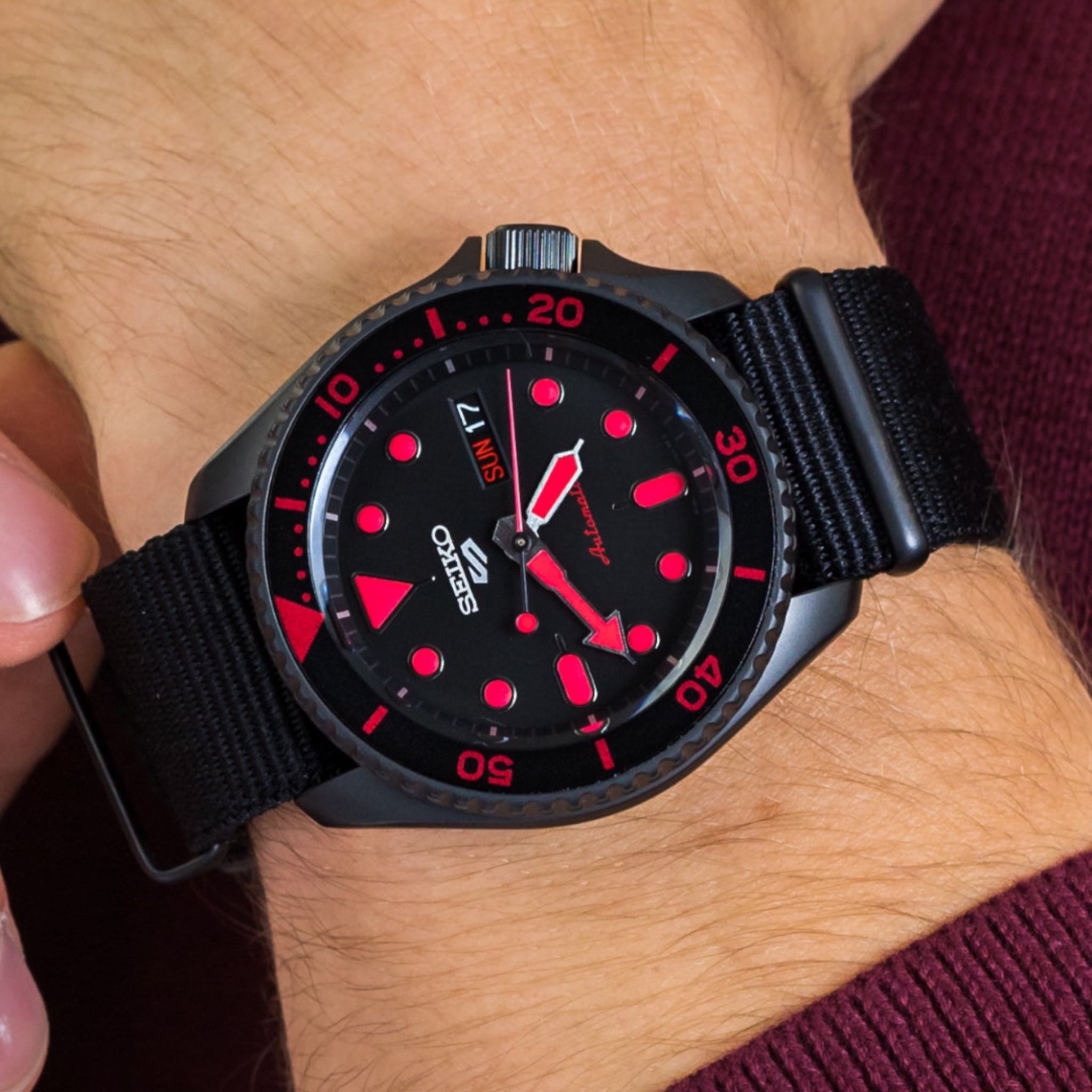 Montre Automatique Homme Seiko 5 Sports SRPD83K1 Street Noir Rouge Bracelet Nylon NATO