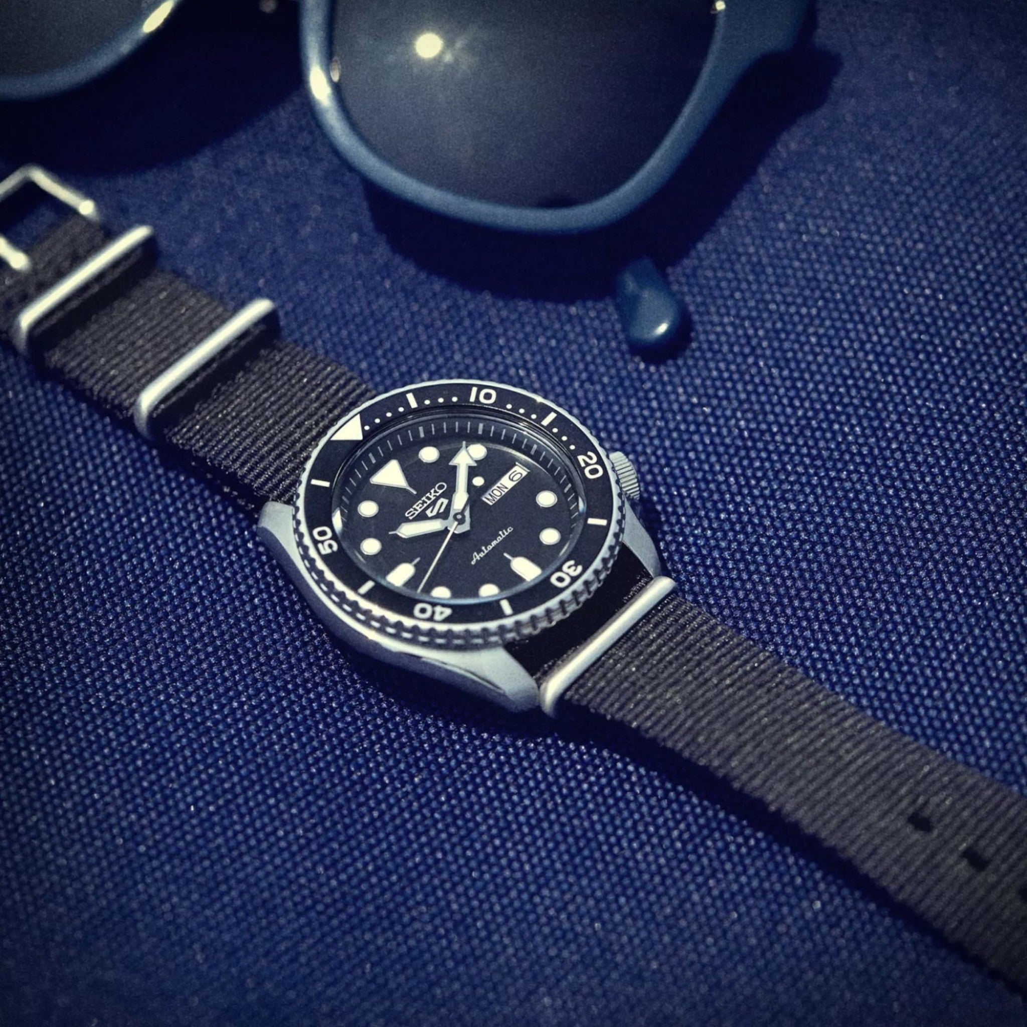 Seiko 5 Sports SRPD55K3 Herren-Automatikuhr mit Nylonarmband, schwarz