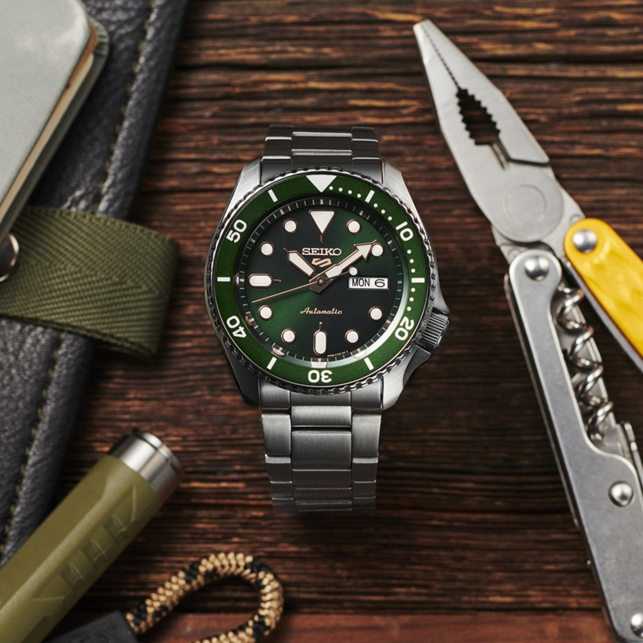 Seiko 5 Sports SRPD63K1 Herren-Automatikuhr mit Stahlarmband, tiefgrün