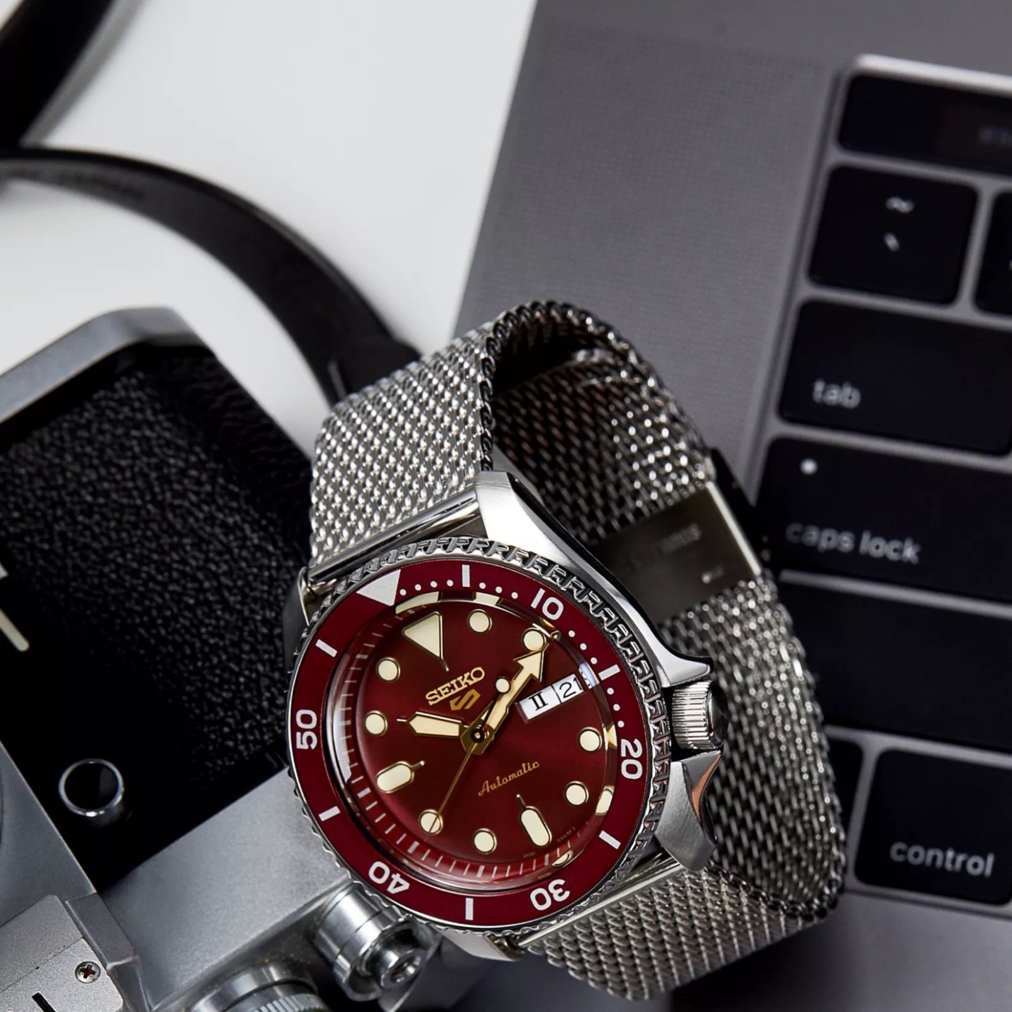 Montre Automatique Homme Seiko 5 Sports SRPD69K1 Suits Rouge Bracelet Maille Acier