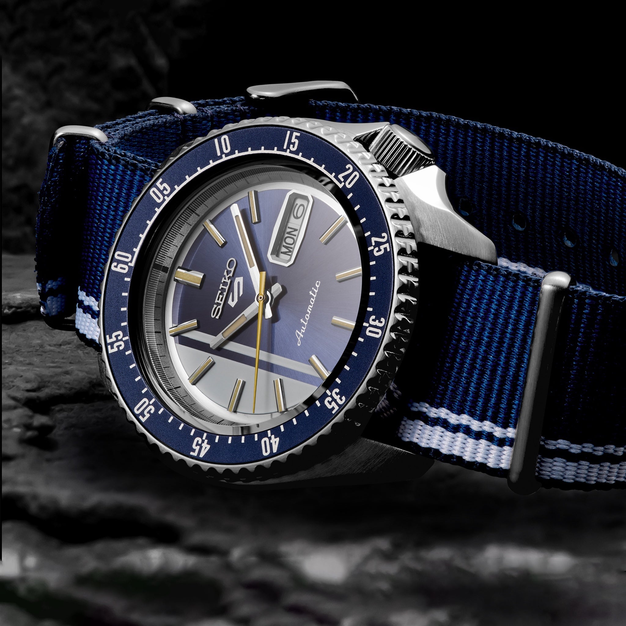 Montre Automatique Homme Seiko 5 Sports SRPK69 U.S. Special Creation Vintage Race Cars Bleu