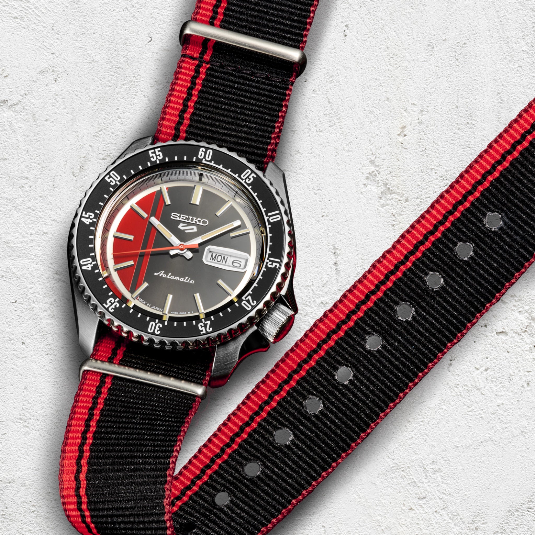 Montre Automatique Homme Seiko 5 Sports SRPK71 U.S. Special Creation Vintage Race Cars Noir Rouge