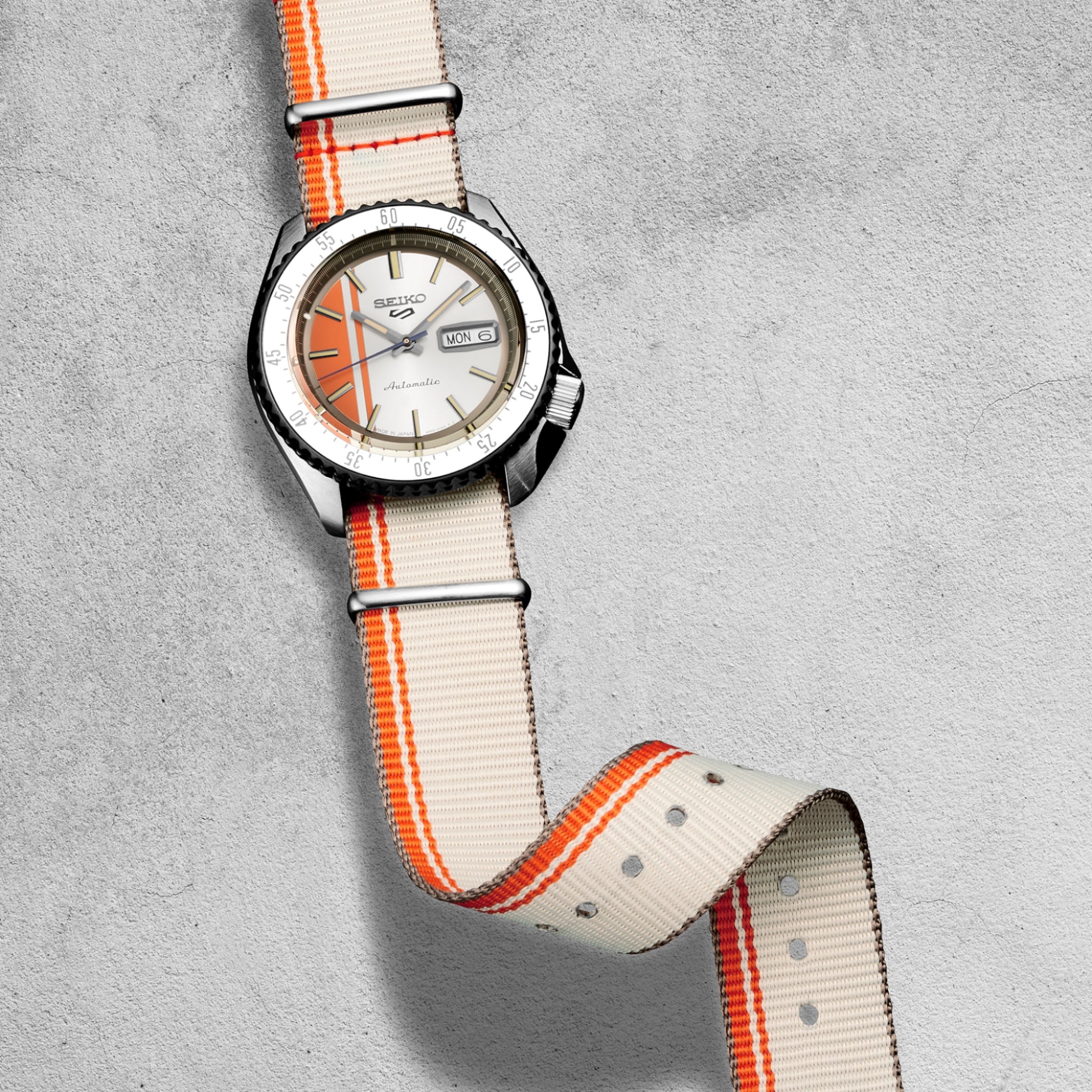 Montre Automatique Homme Seiko 5 Sports SRPK73 U.S. Special Creation Vintage Race Cars Argenté Orange