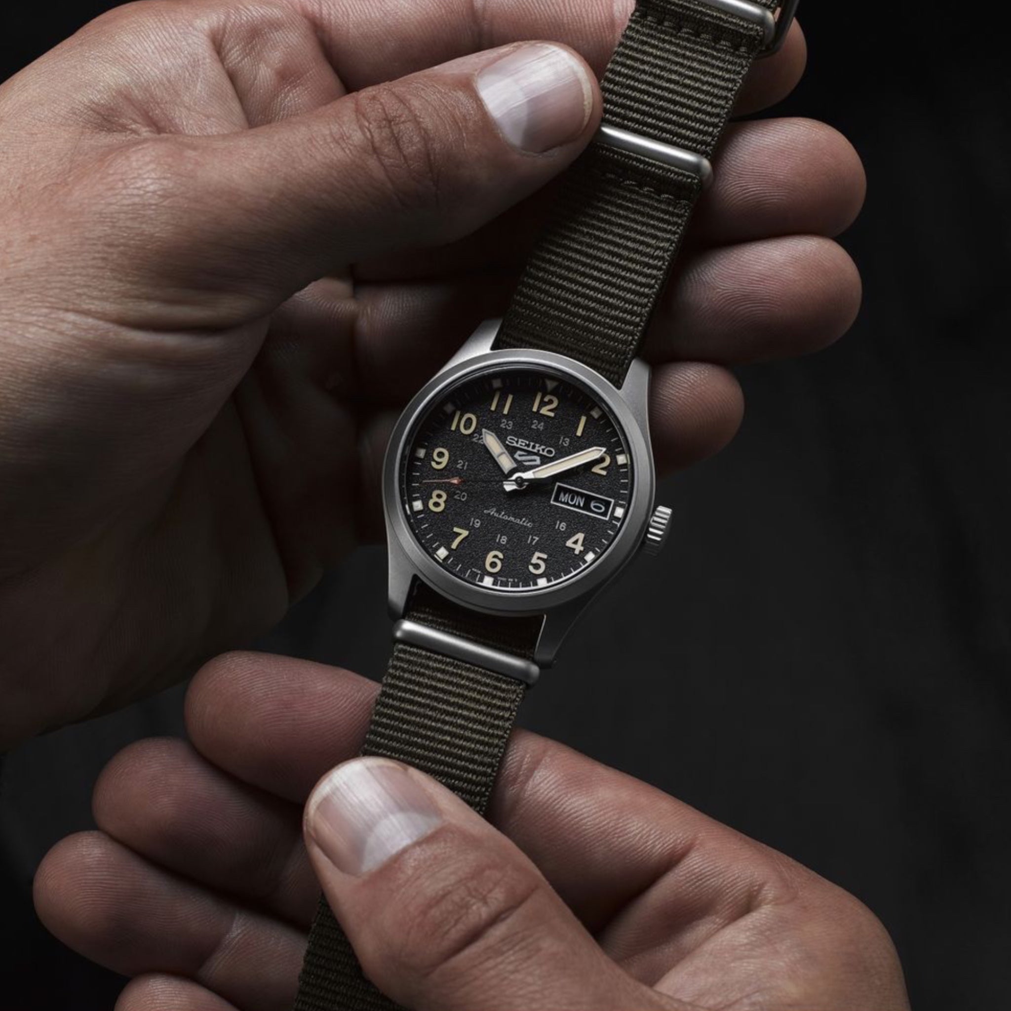 Montre Automatique Homme Seiko 5 Sports SRPJ85K1 Midfield Noir Bracelet Nylon NATO Kaki