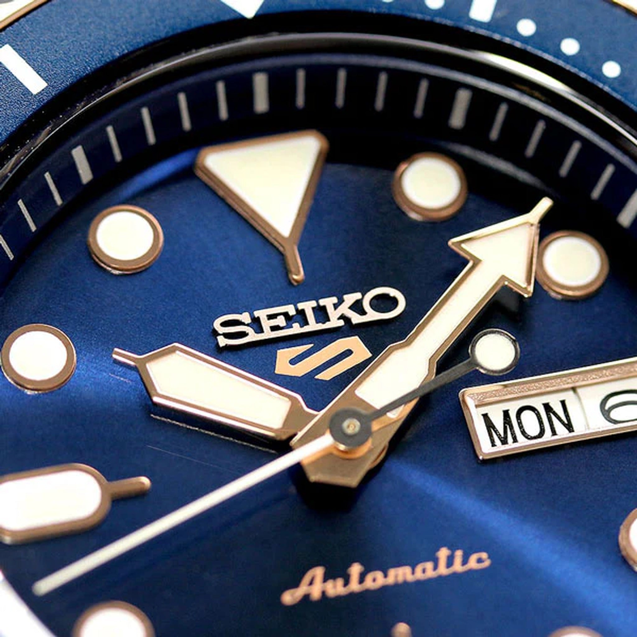 Montre Seiko 5 Sports Automatique Homme SBSA098 Bleu Or Rose Bracelet Nylon NATO