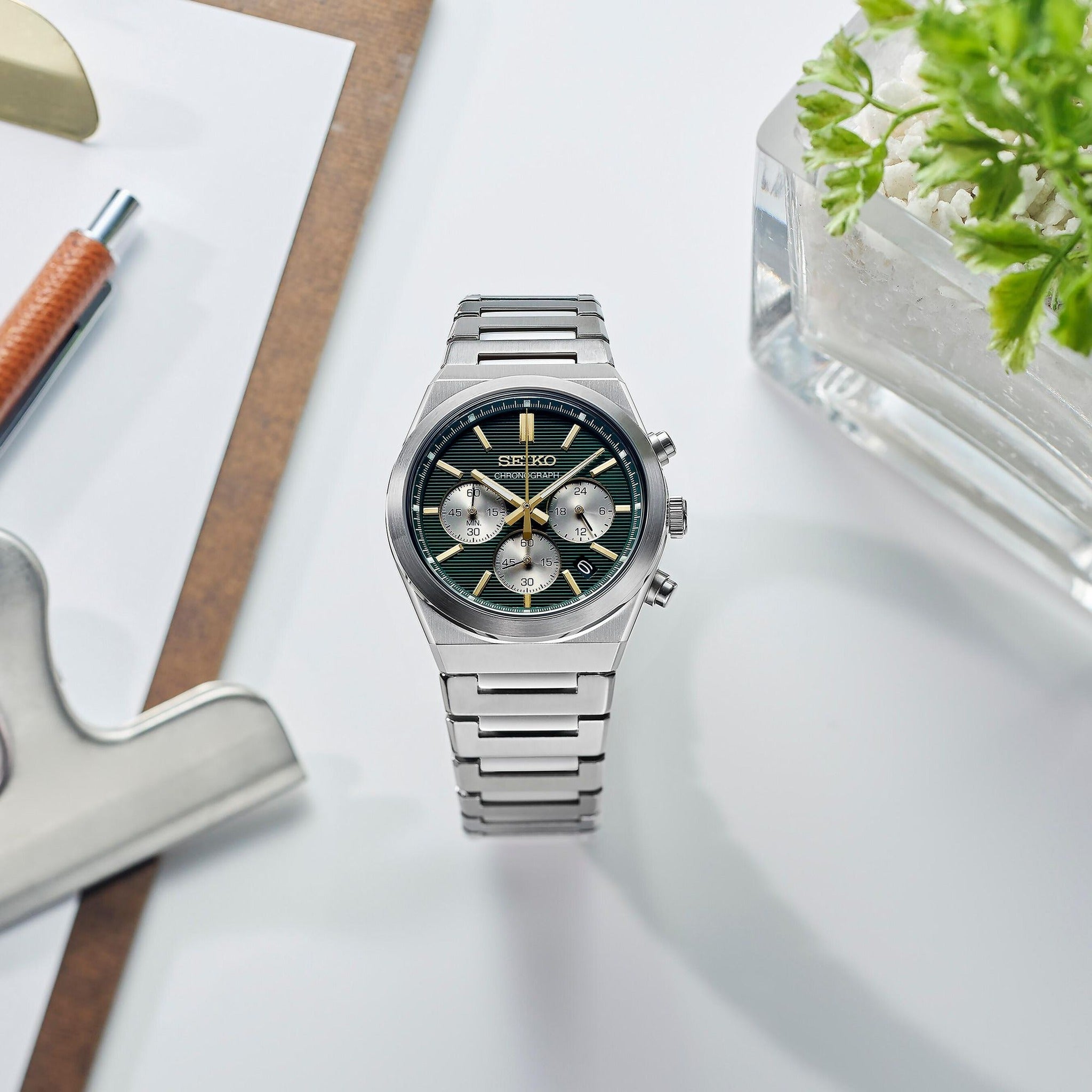 Seiko Men's Quartz Sports Chronograph Watch SSB461P1 Green Gold