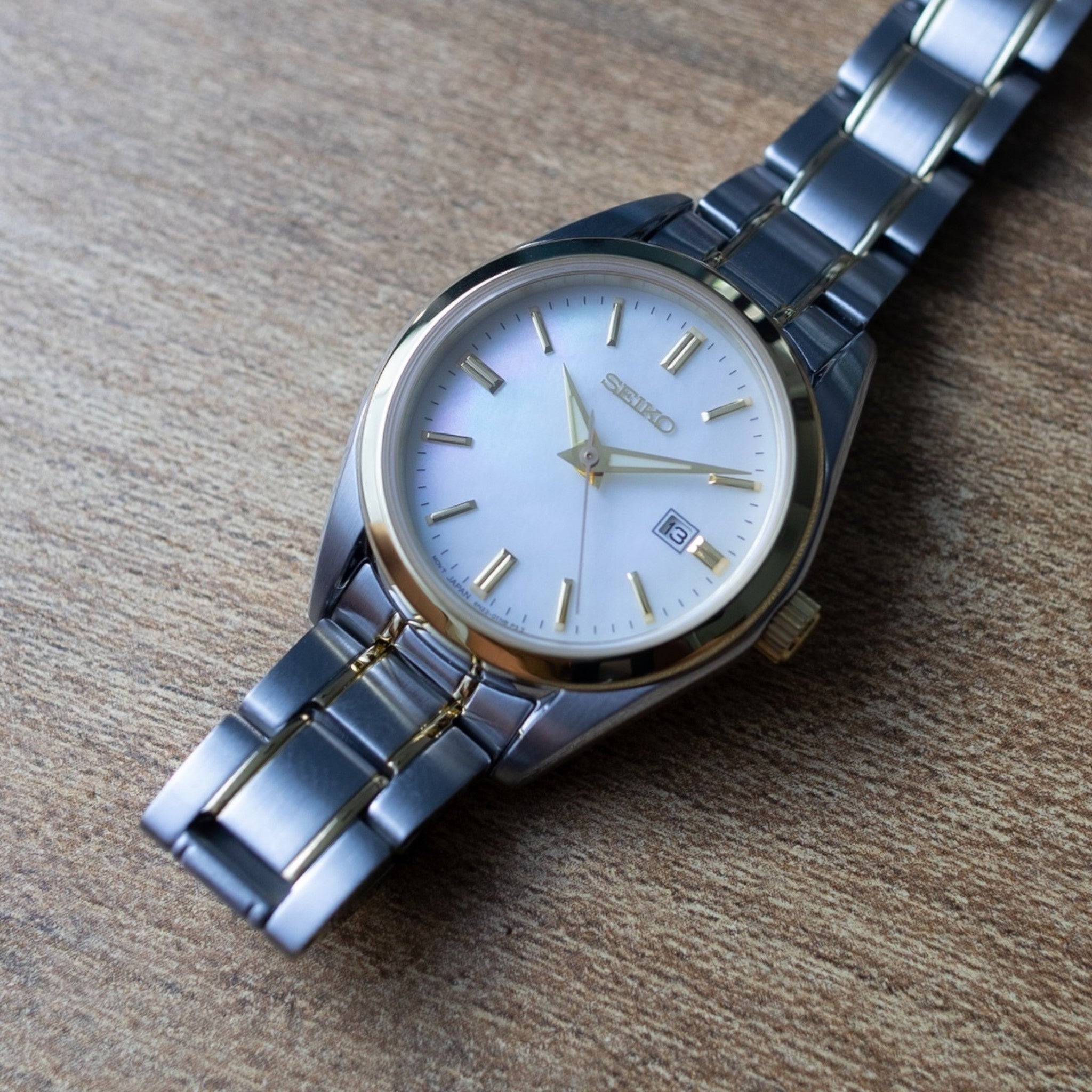 Montre Seiko Classic SUR636P1 Femme Quartz Blanc Nacré Doré