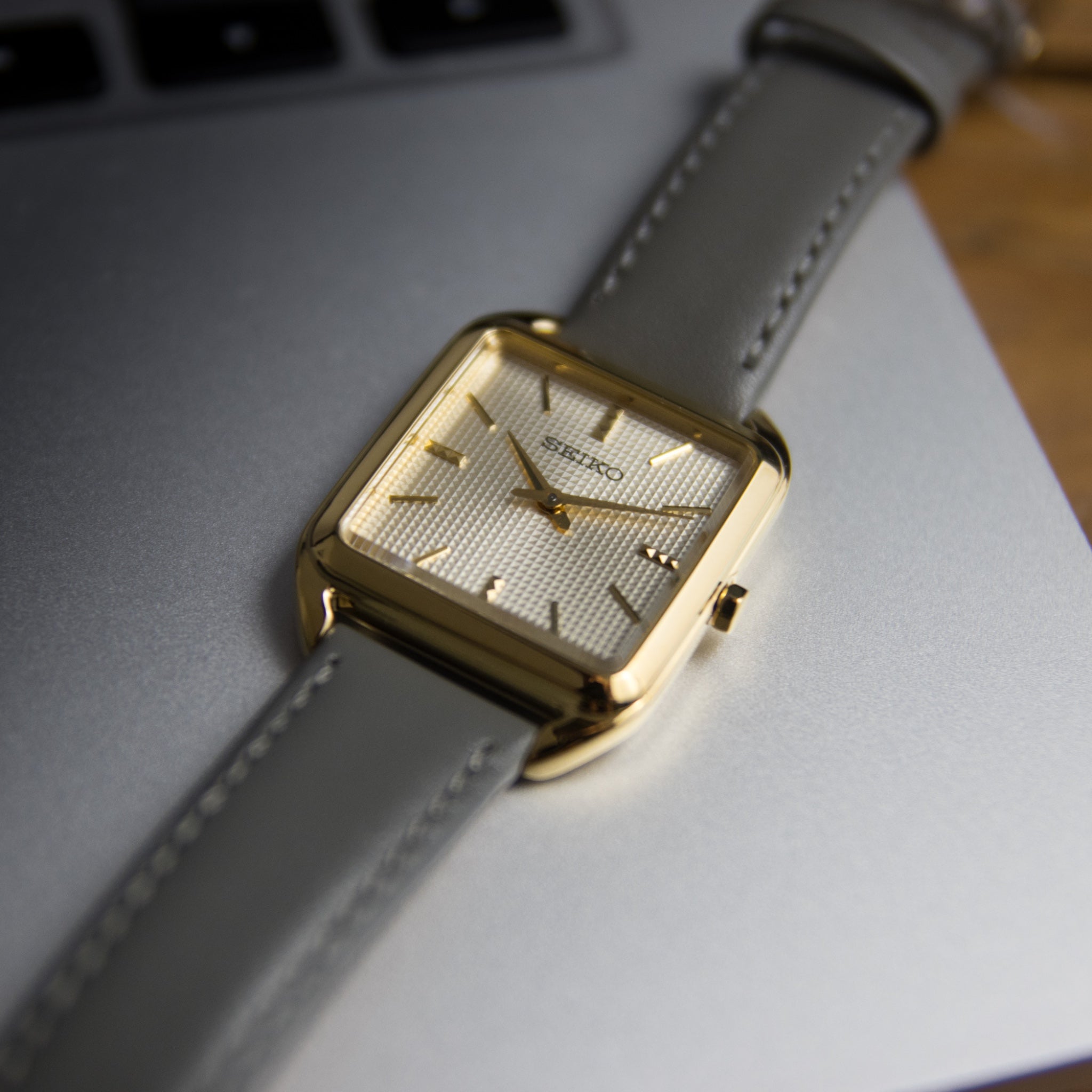 Seiko Essentials Damenuhr SWR090P1 Gold