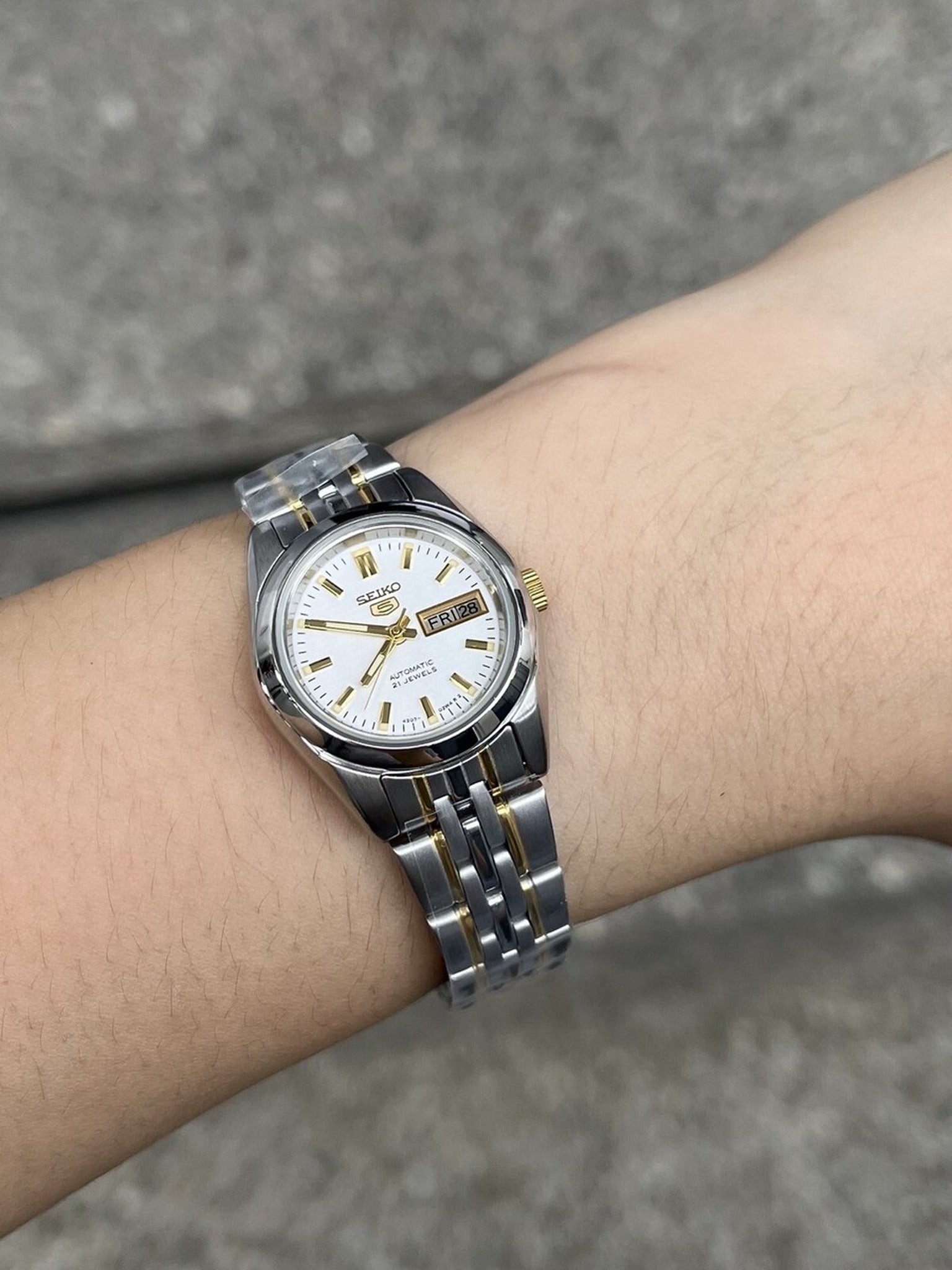 Montre Seiko 5 Femme Automatique SYMA35K1 Argenté Doré