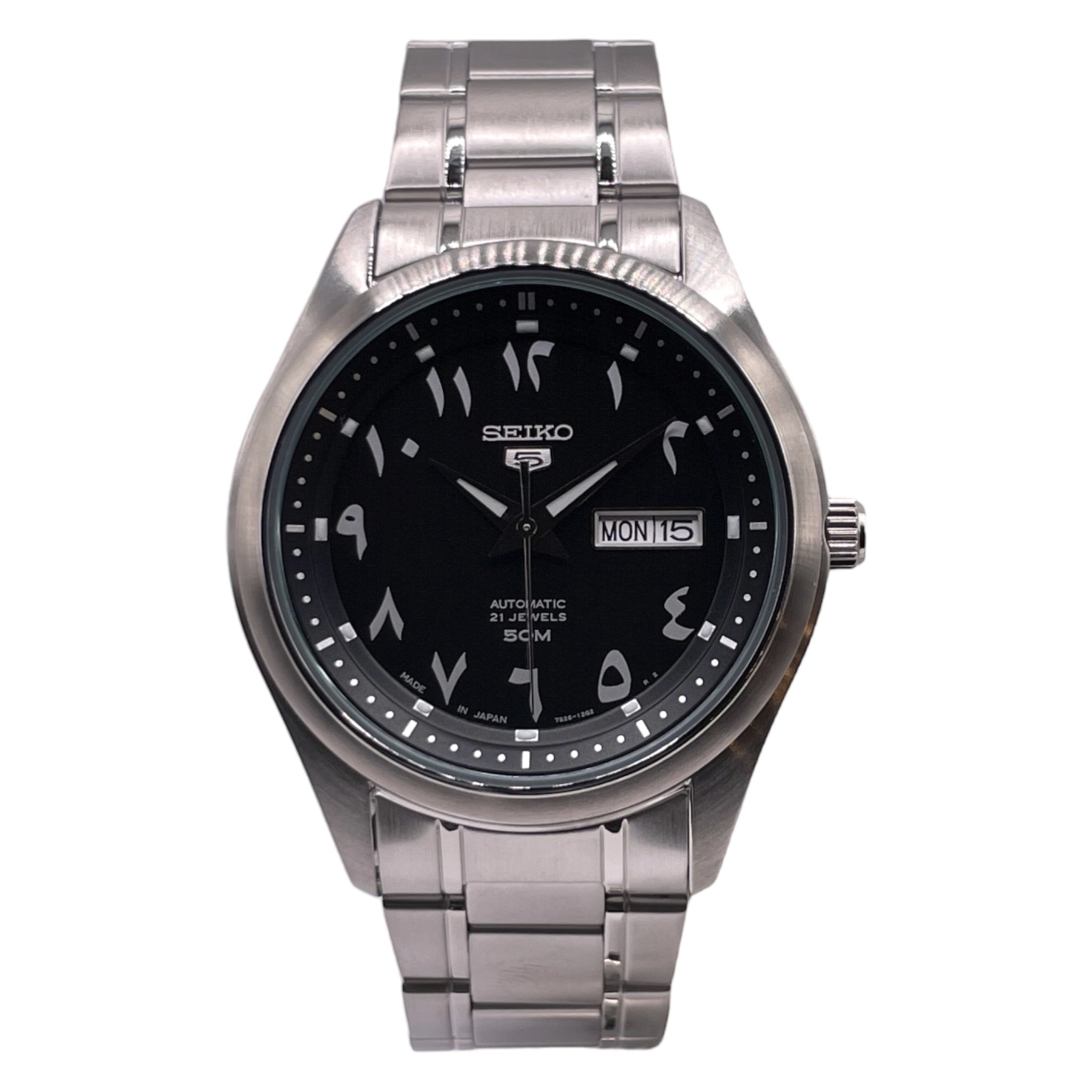 Montre Seiko en acier inoxydable, cadran noir de 42mm avec chiffres arabes, vue de face