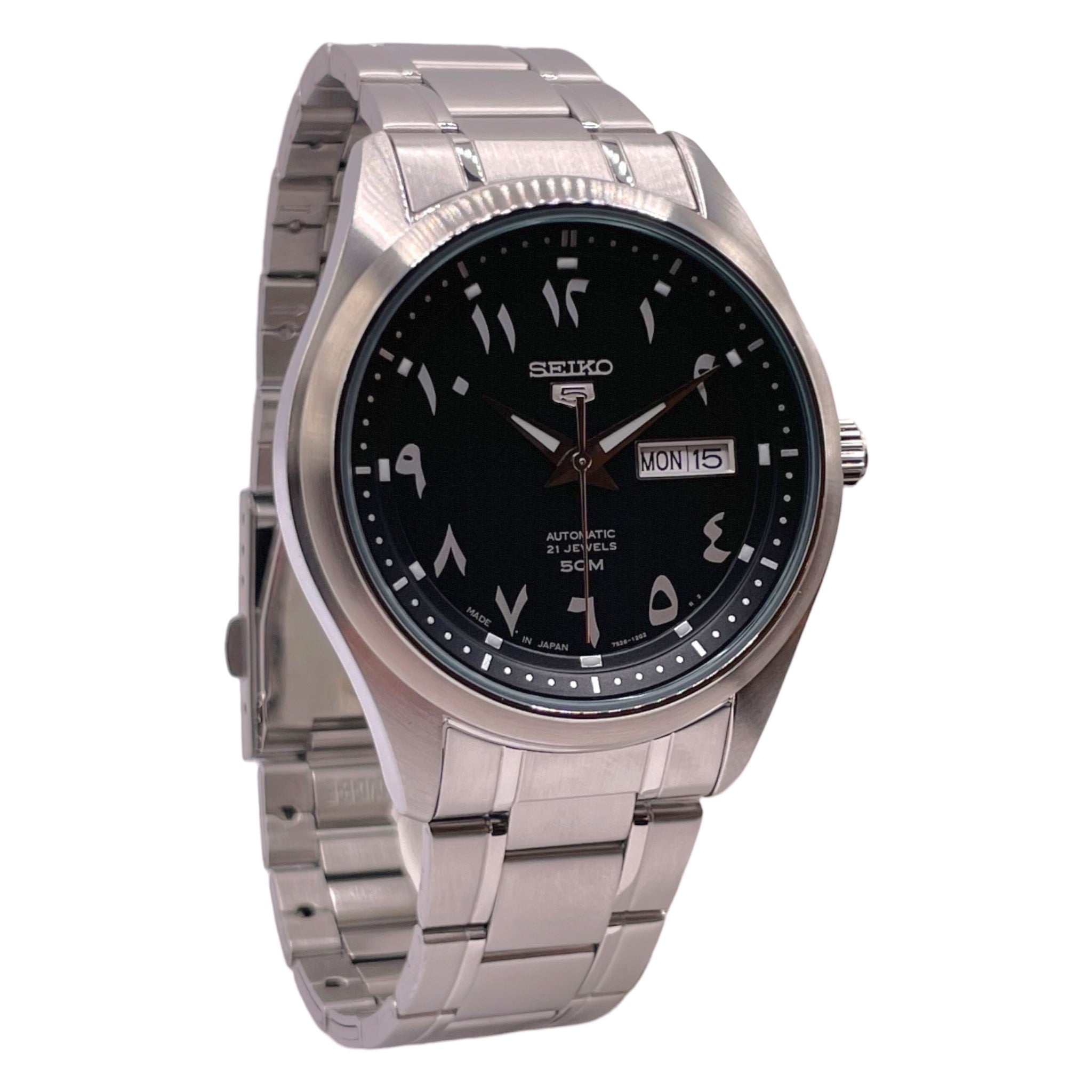 Montre Seiko en acier inoxydable, cadran noir de 42mm avec chiffres arabes, vue de côté