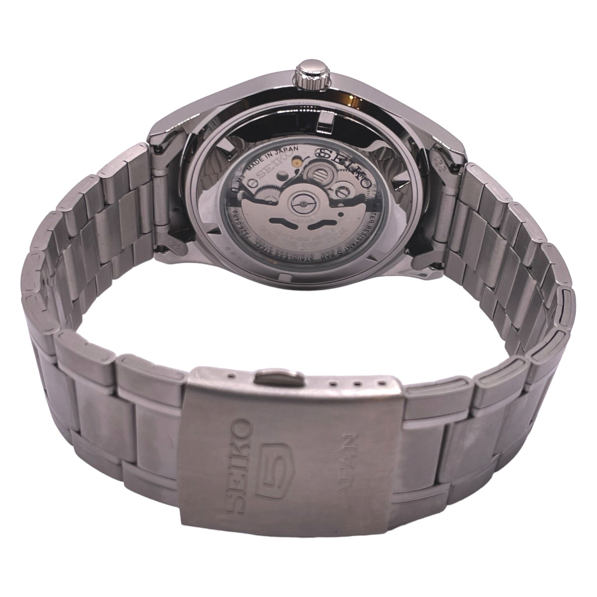 Montre Seiko en acier inoxydable, cadran noir de 42mm avec chiffres arabes, vue de dos