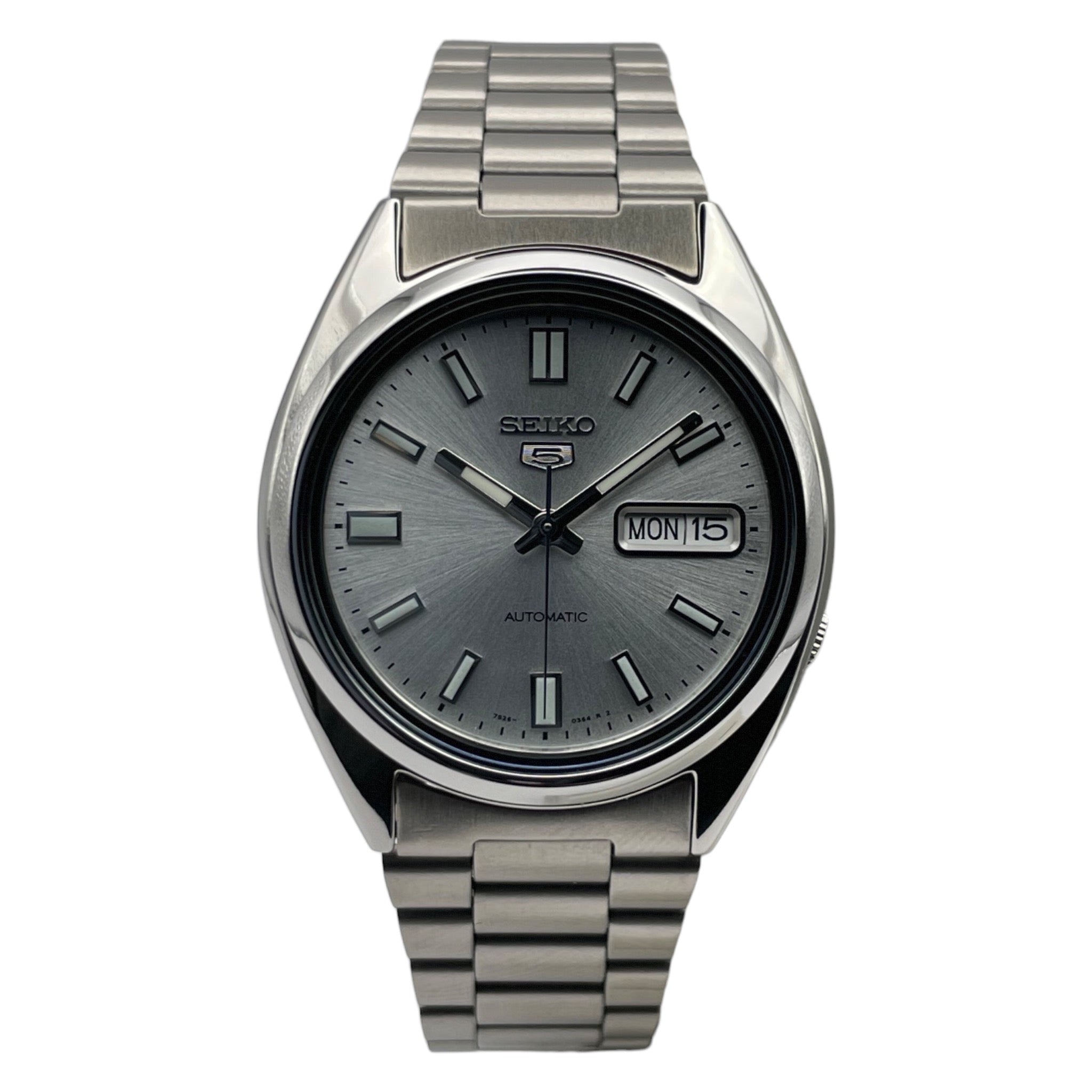 Montre Seiko avec bracelet métallique et cadran de 37mm, fond argenté, vue de face