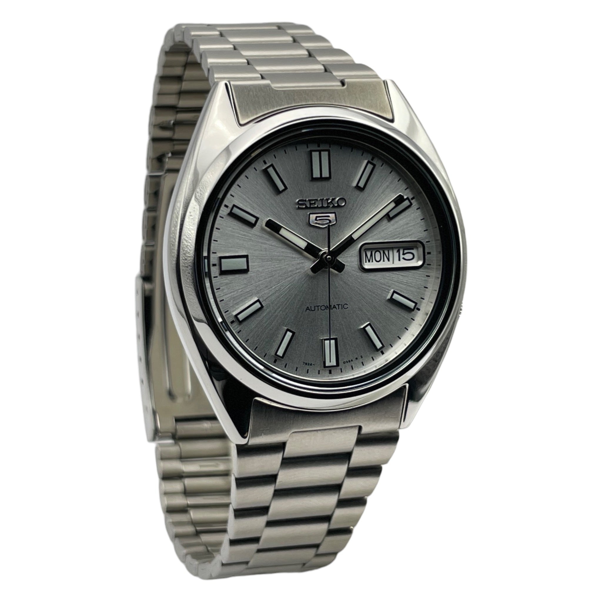 Montre Seiko avec bracelet métallique et cadran de 37mm, fond argenté, vue de côté