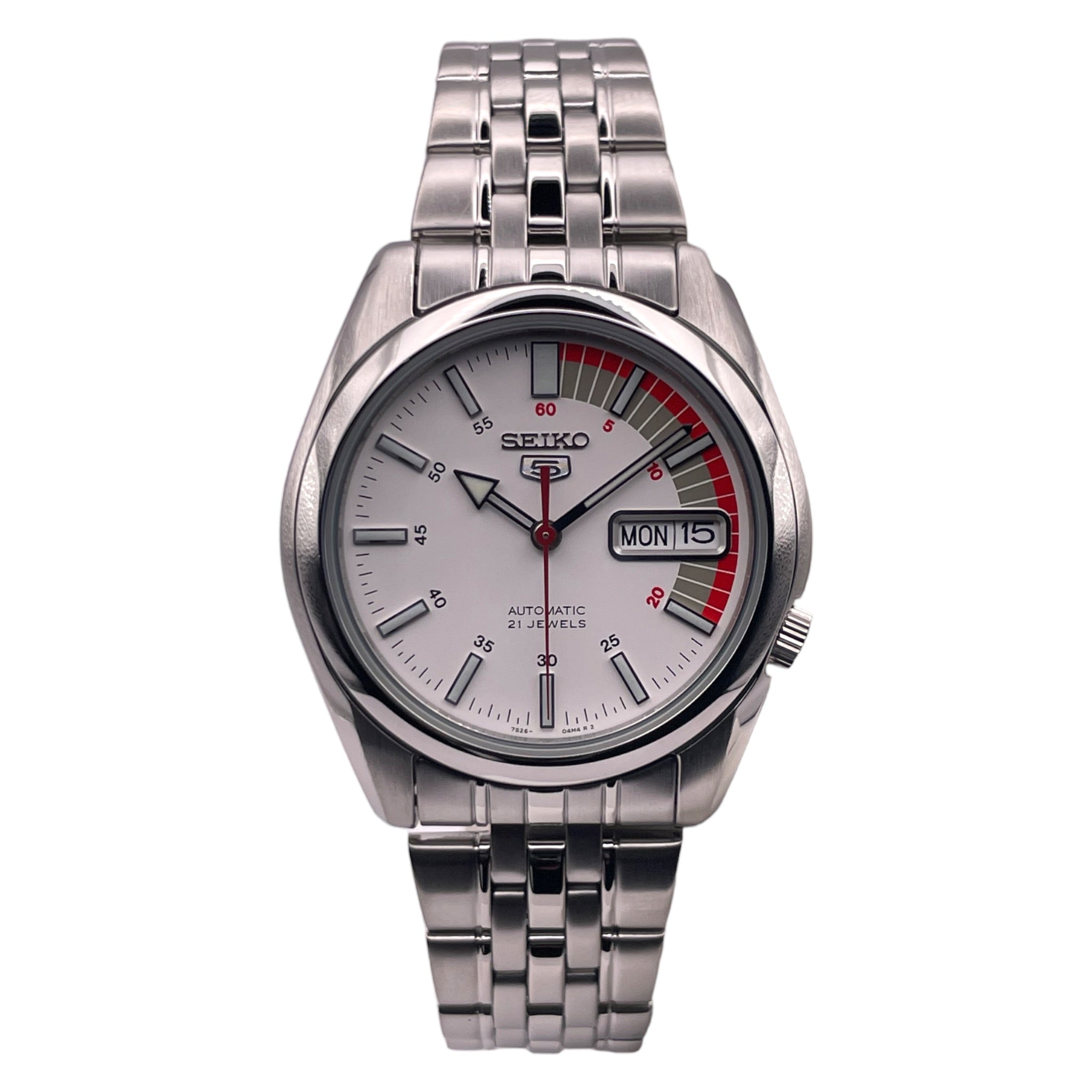 Montre Seiko bracelet métal, cadran de 37mm blanc et rouge, vue de face