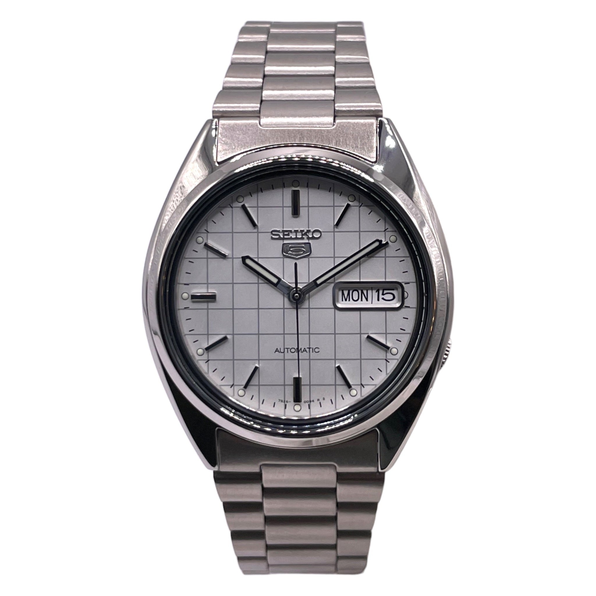 Montre Seiko argentée, avec cadran blanc rayé de 37mm, vue de face