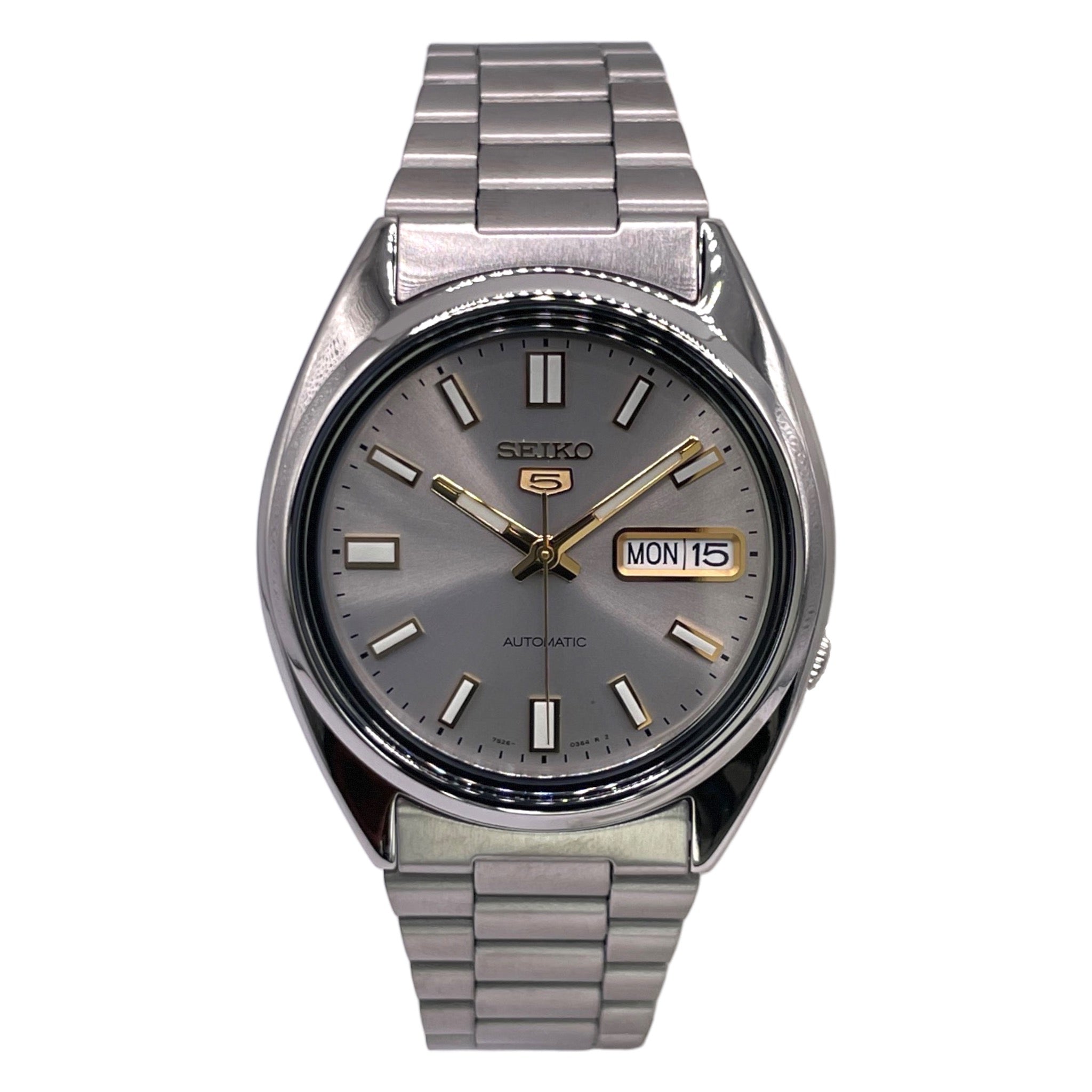 Montre Seiko avec bracelet métallique et cadran de 37mm, fond argenté, index et aiguilles dorées, vue de face