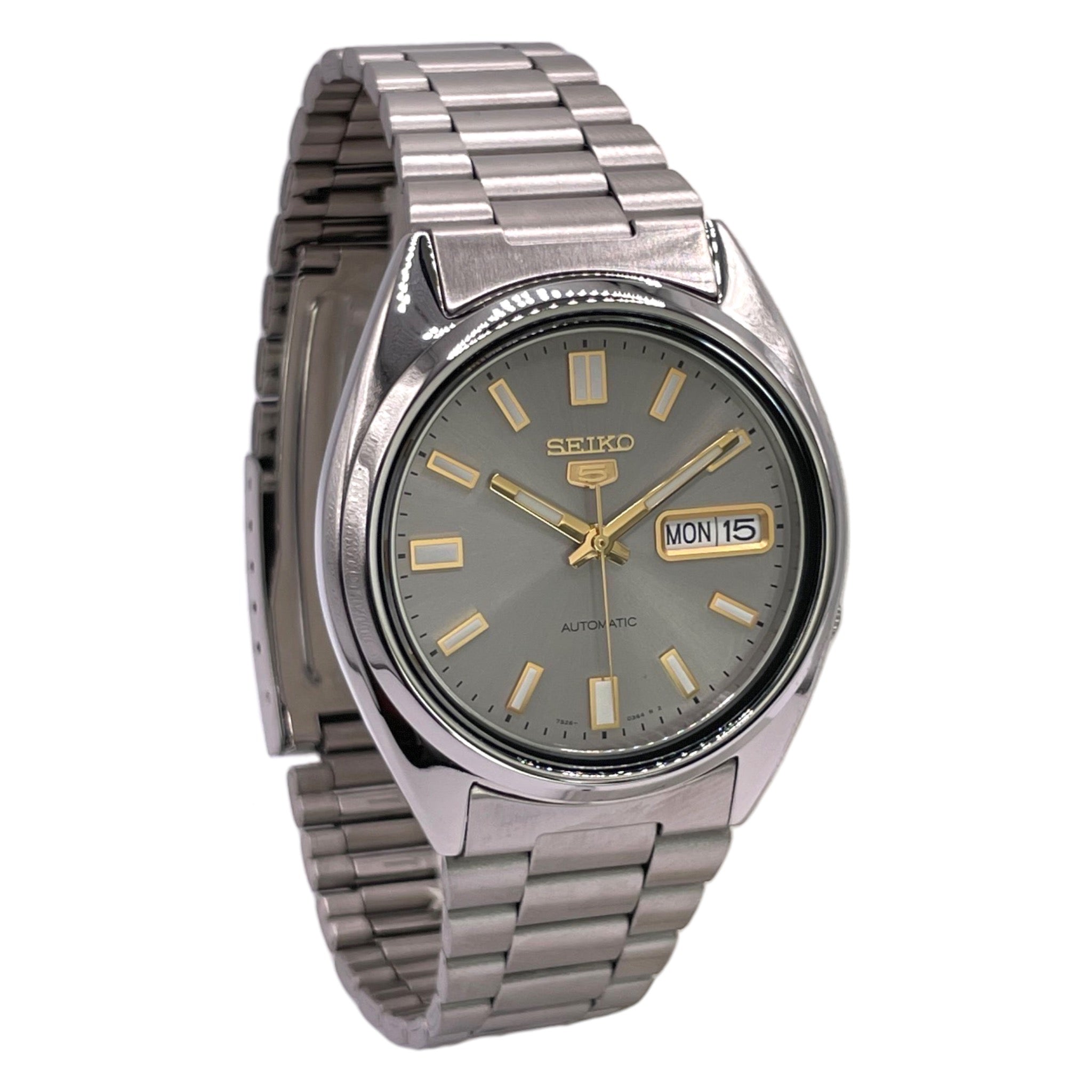 Montre Seiko avec bracelet métallique et cadran de 37mm, fond argenté, index et aiguilles dorées, vue de côté