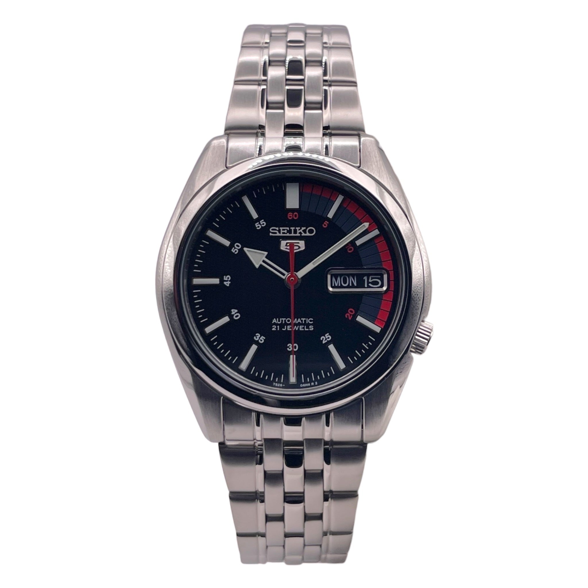 Montre Seiko bracelet métal, cadran de 37mm noir et rouge, vue de face