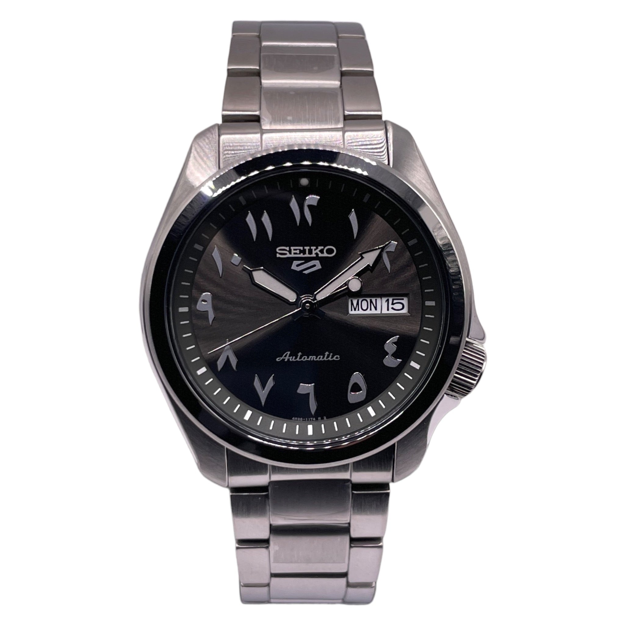 Montre Seiko en acier inoxydable, cadran noir et gris de 40mm avec chiffres arabes, vue de face