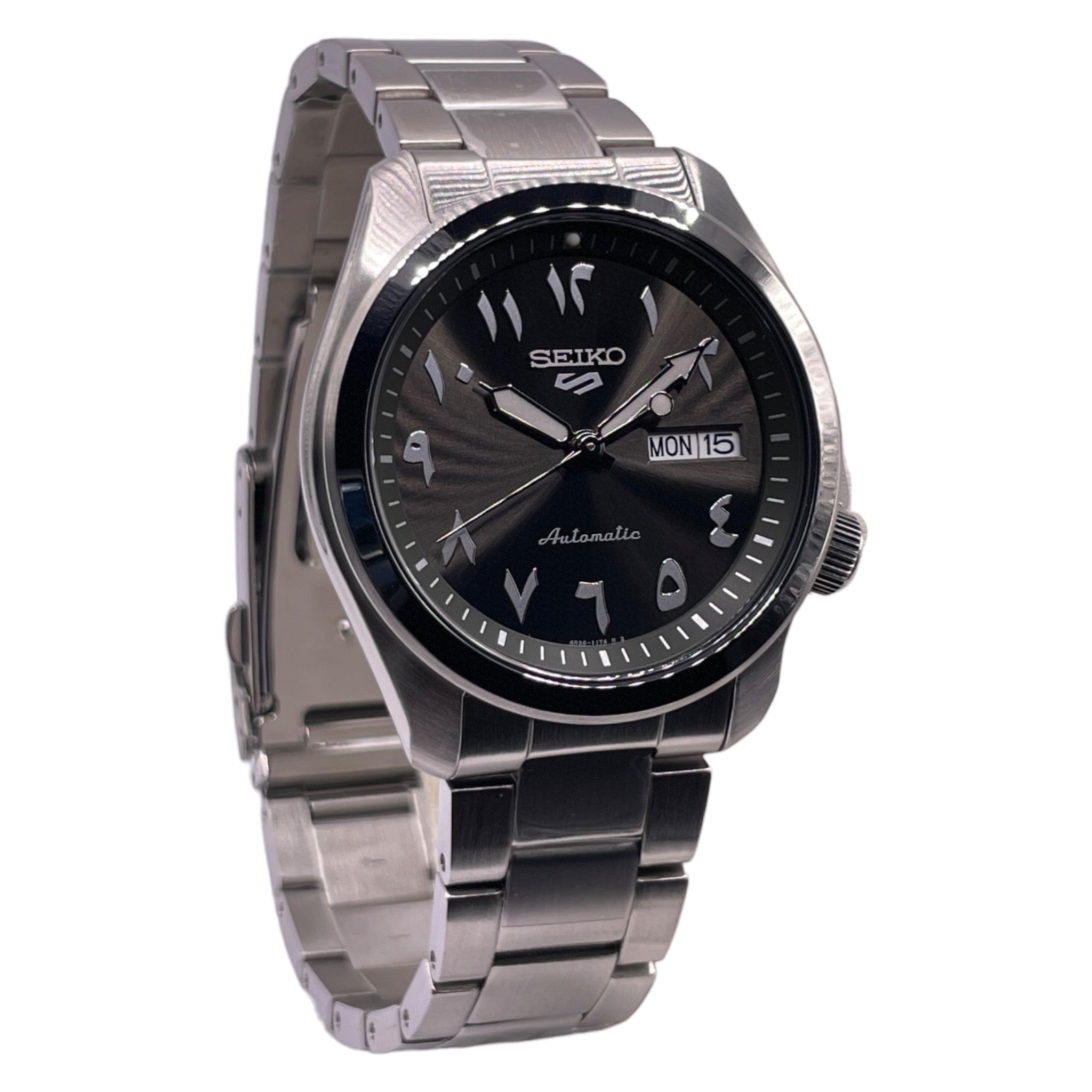 Montre Seiko en acier inoxydable, cadran noir et gris de 40mm avec chiffres arabes, vue de côté