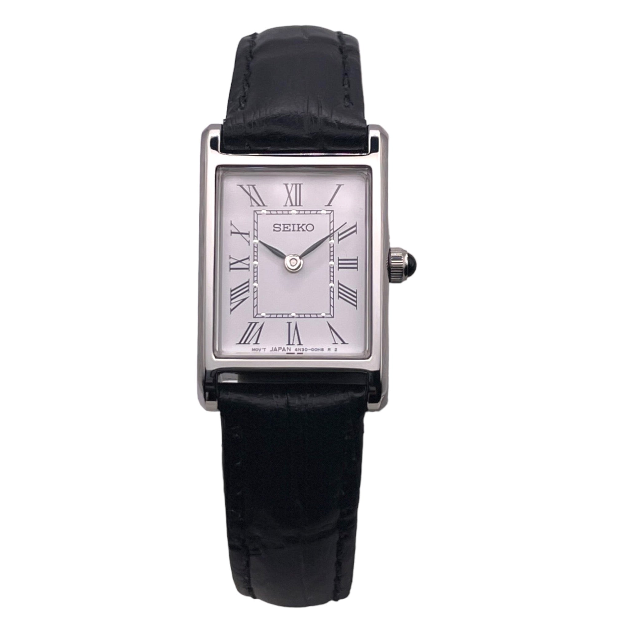 Montre Seiko rectangulaire argentée pour femme, avec bracelet cuir noir et cadran blancs avec chiffres romains, vue de face