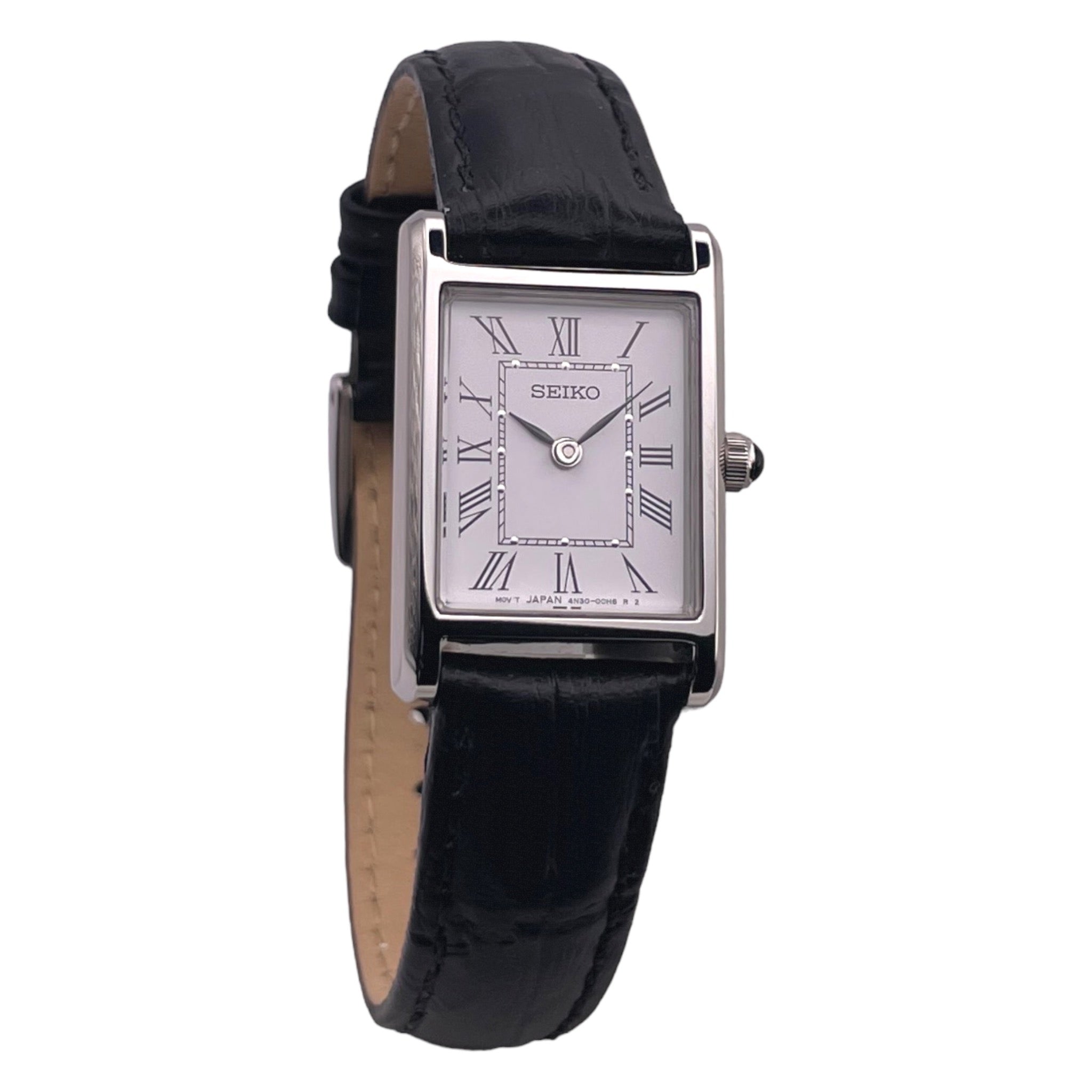 Montre Seiko rectangulaire argentée pour femme, avec bracelet cuir noir et cadran blancs avec chiffres romains, vue de côté