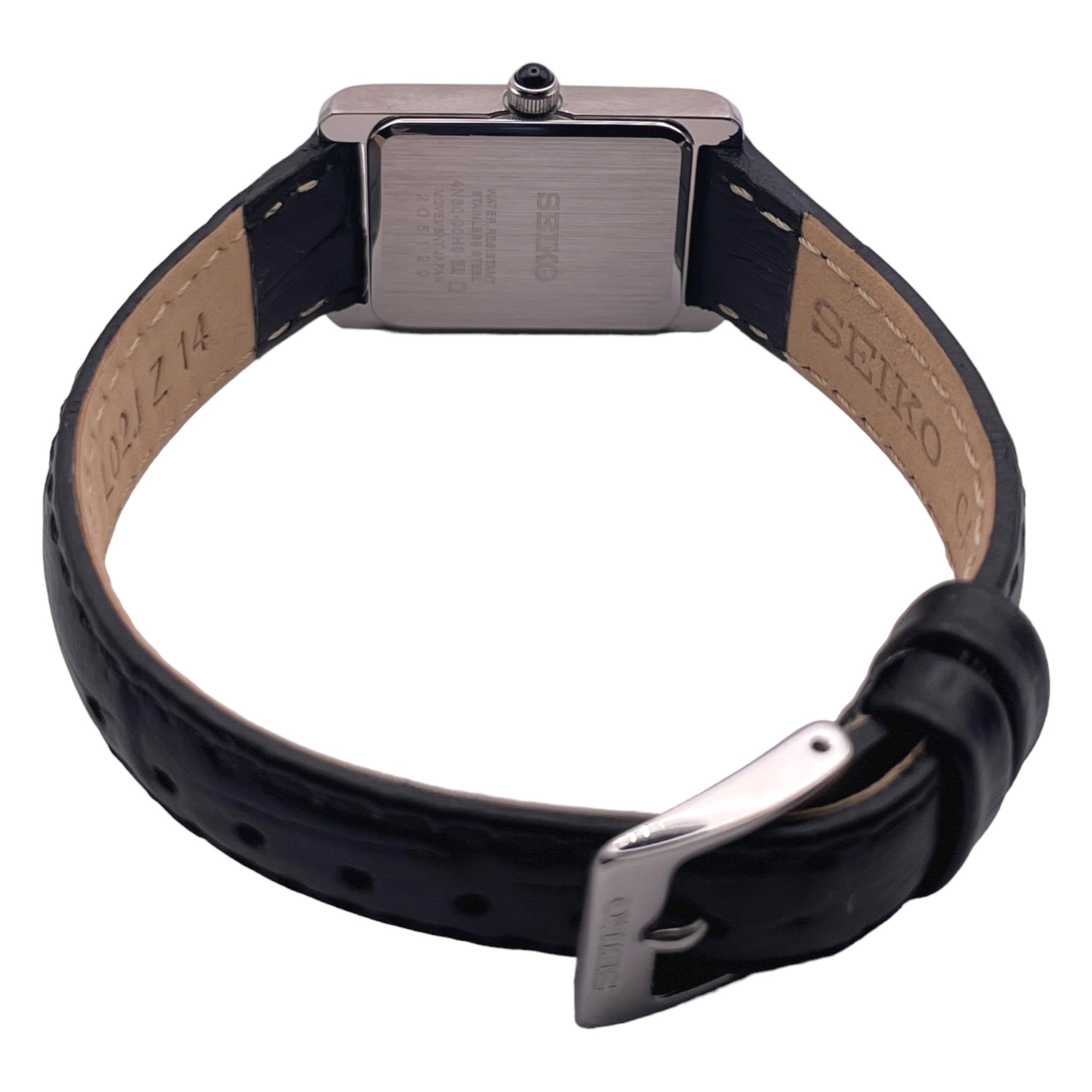 Montre Seiko rectangulaire argentée pour femme, avec bracelet cuir noir et cadran blancs avec chiffres romains, vue de dos