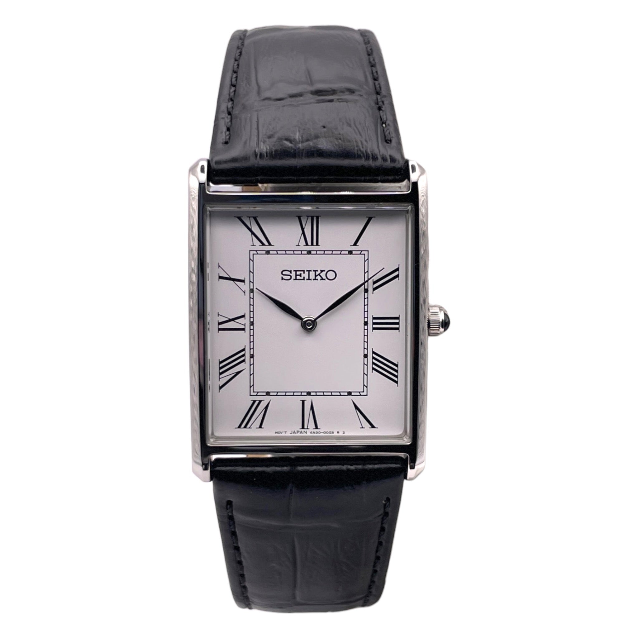 Montre Seiko rectangulaire argentée pour homme, avec bracelet cuir noir et cadran blancs avec chiffres romains, vue de face