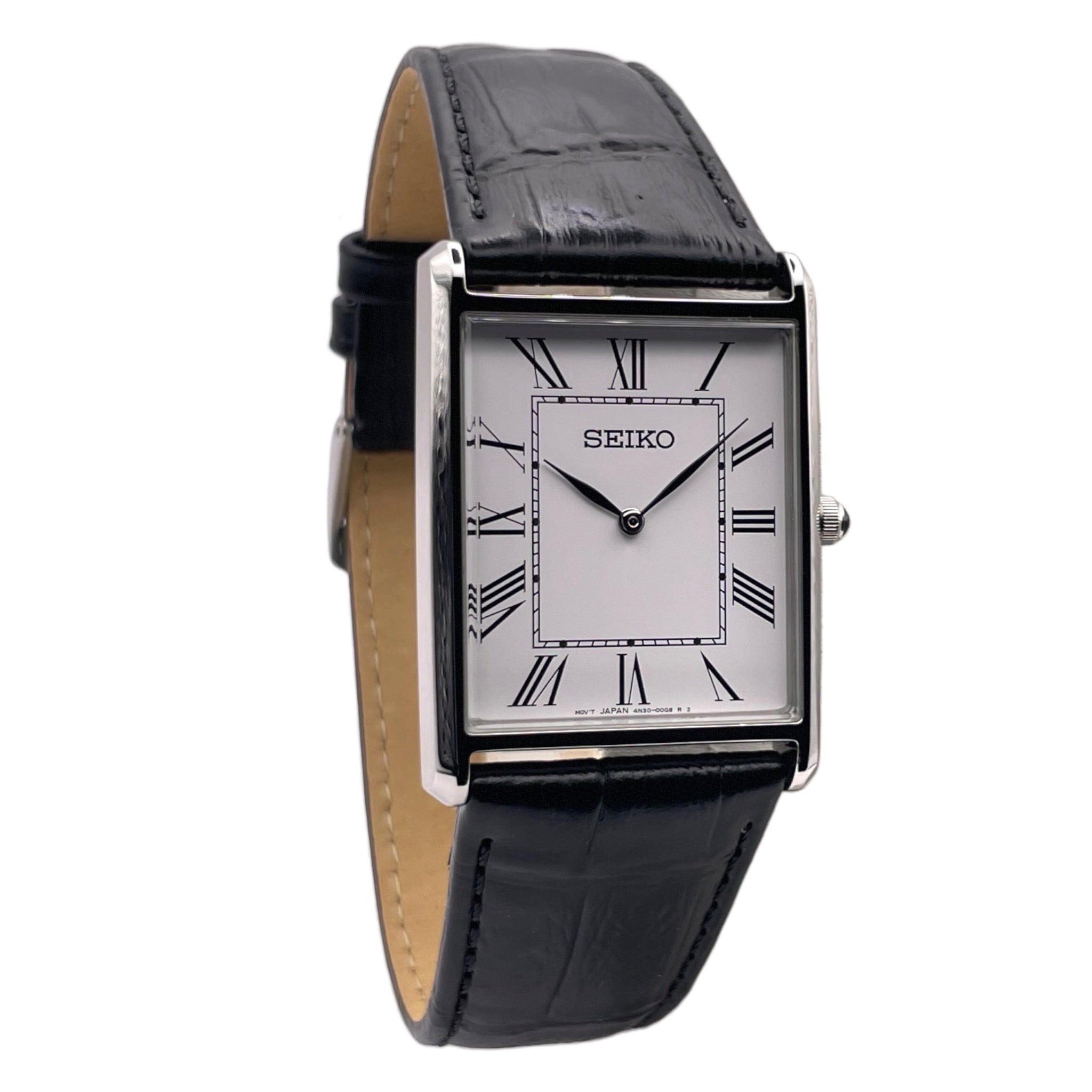 Montre Seiko rectangulaire argentée pour homme, avec bracelet cuir noir et cadran blancs avec chiffres romains, vue de côté
