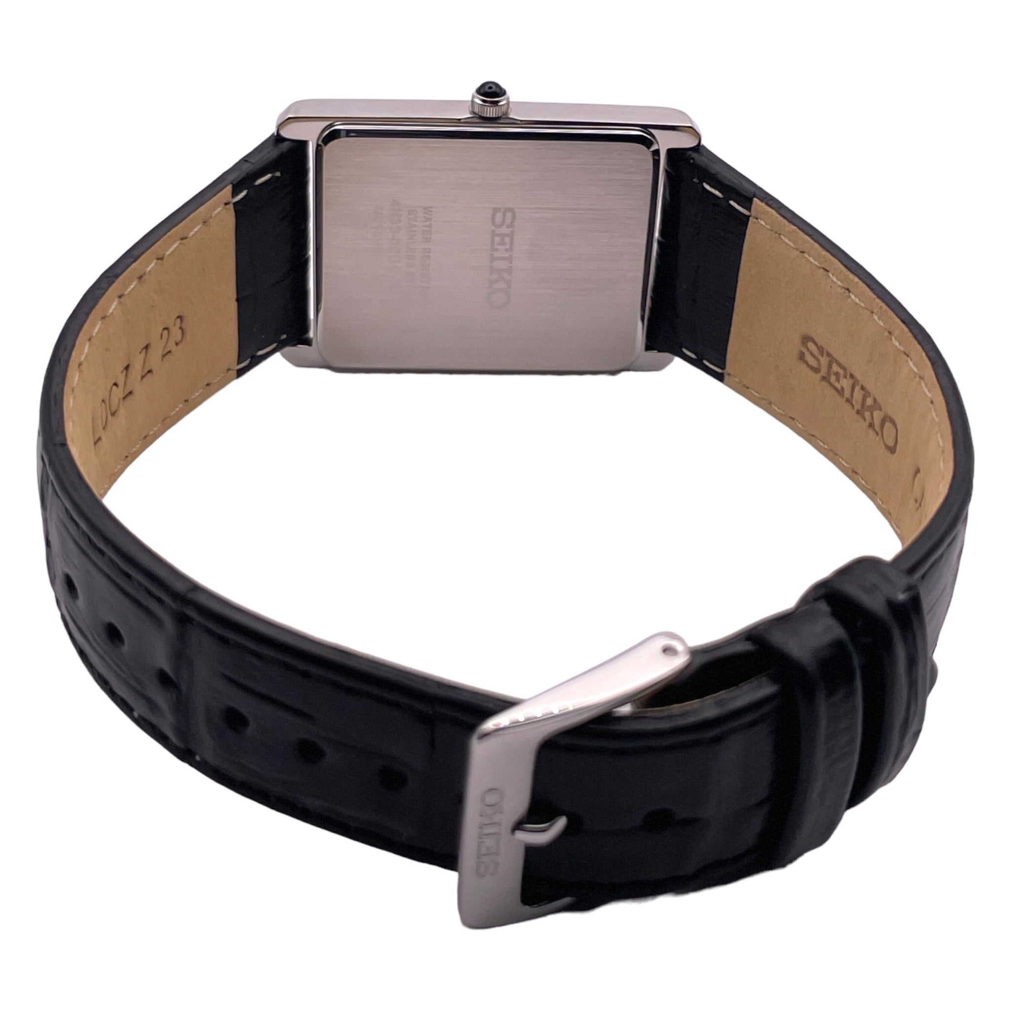 Montre Seiko rectangulaire argentée pour homme, avec bracelet cuir noir et cadran blancs avec chiffres romains, vue de dos