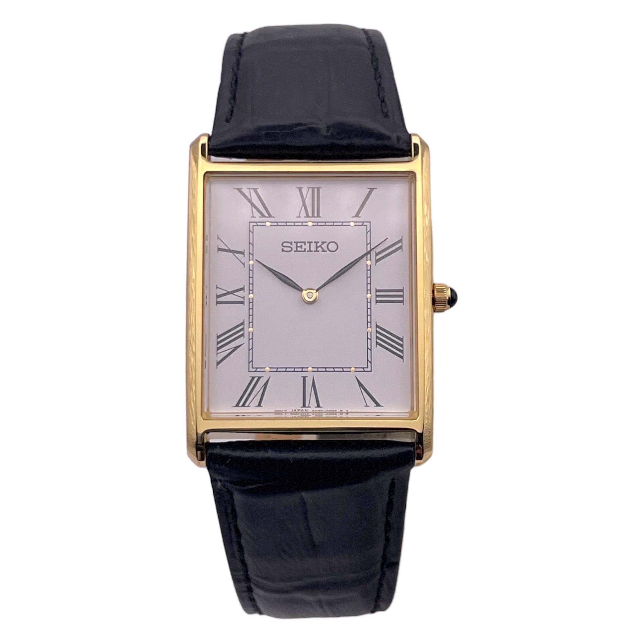 Montre Seiko rectangulaire dorée pour homme, avec bracelet cuir noir et cadran blancs avec chiffres romains, vue de face