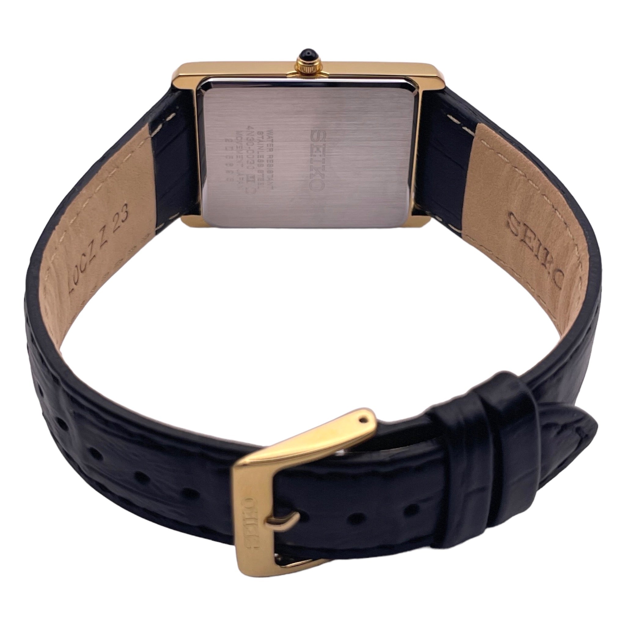 Montre Seiko rectangulaire dorée pour homme, avec bracelet cuir noir et cadran blancs avec chiffres romains, vue de dos