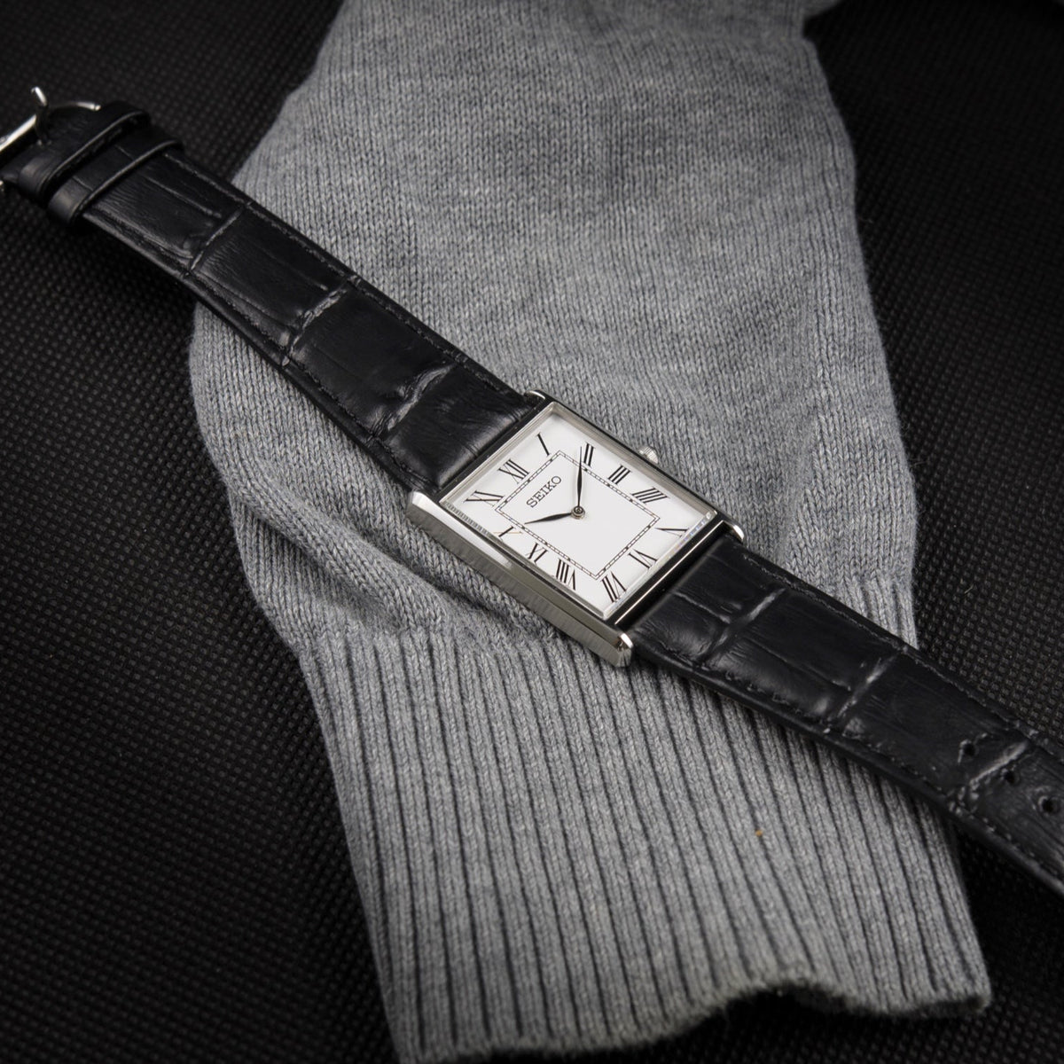 Why choose the Seiko SWR049P1 Essentials watch for an elegant and clas