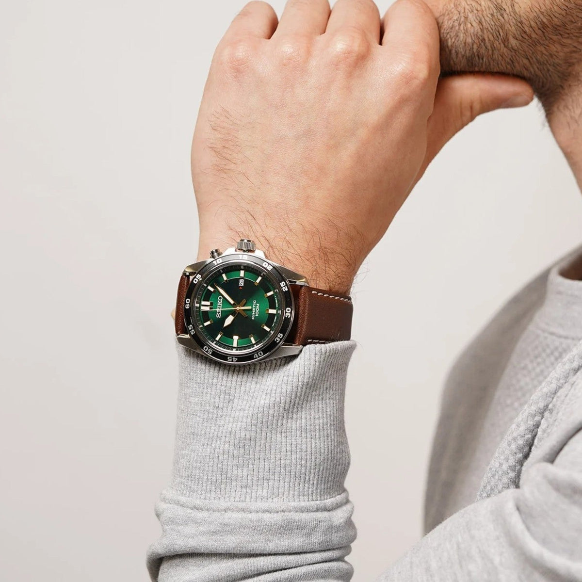 All about the Seiko SKA791P1: a Kinetic watch with a green dial