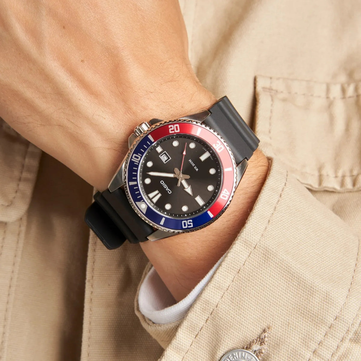 Casio MDV-107-1A3V Herrenuhr Schwarz Blau Rot