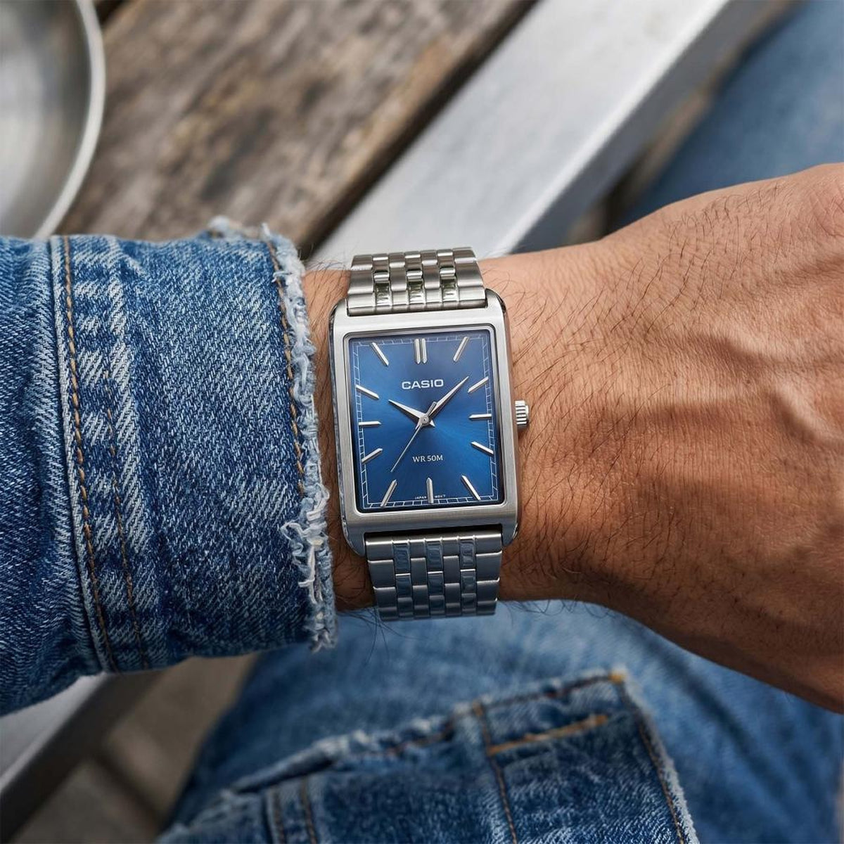 Casio Timeless MTP-B215D-2AV Herrenuhr rechteckig blau