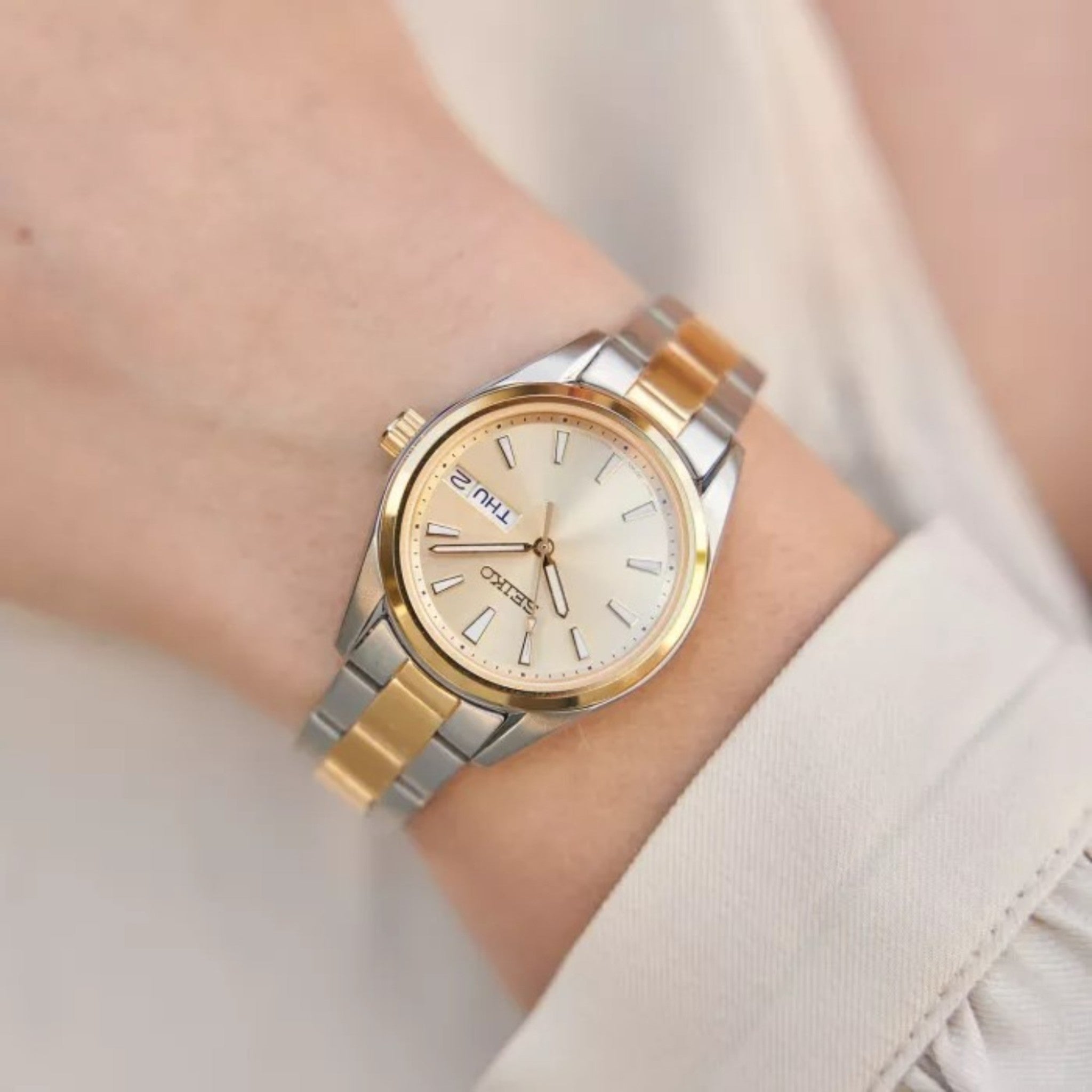 Montre Seiko Neo Classic Femme SUR354P1 Doré Bicolore Jour / Date Quartz