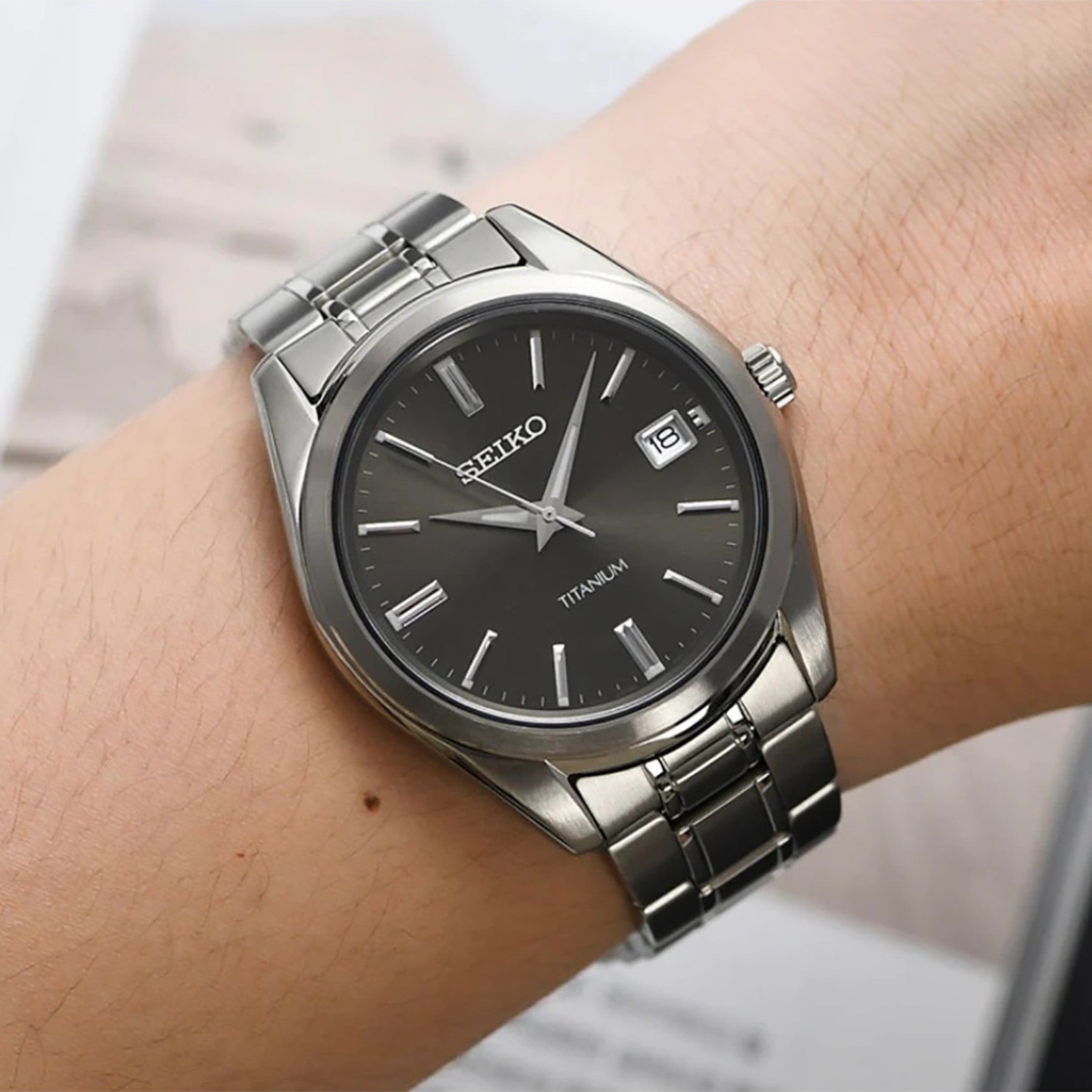 Montre Seiko Classic Homme SUR375P1 Noir Titane Quartz